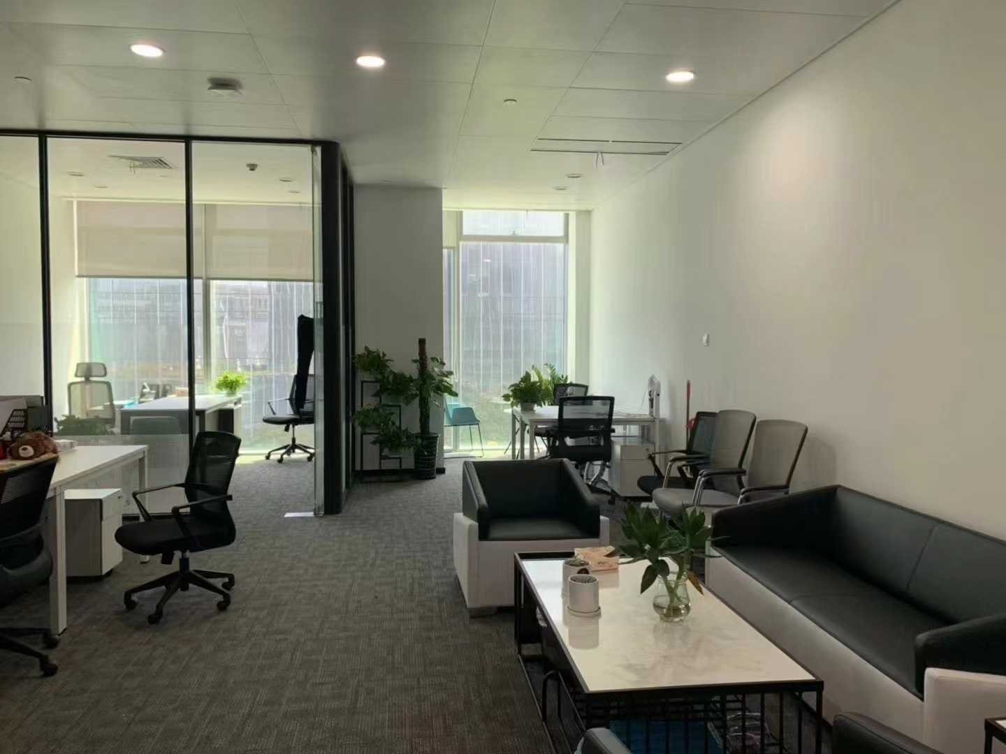 16-220413120449645.jpg 长宁新虹桥大厦369平精装修带家具优质房源出租(图4)