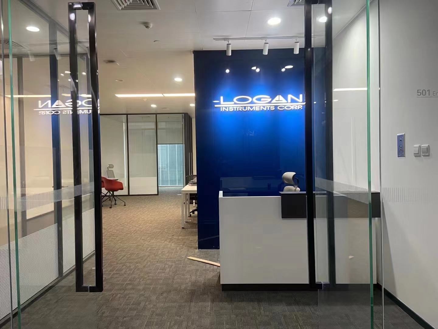 16-22041312044Y36.jpg 长宁新虹桥大厦369平精装修带家具优质房源出租(图1)