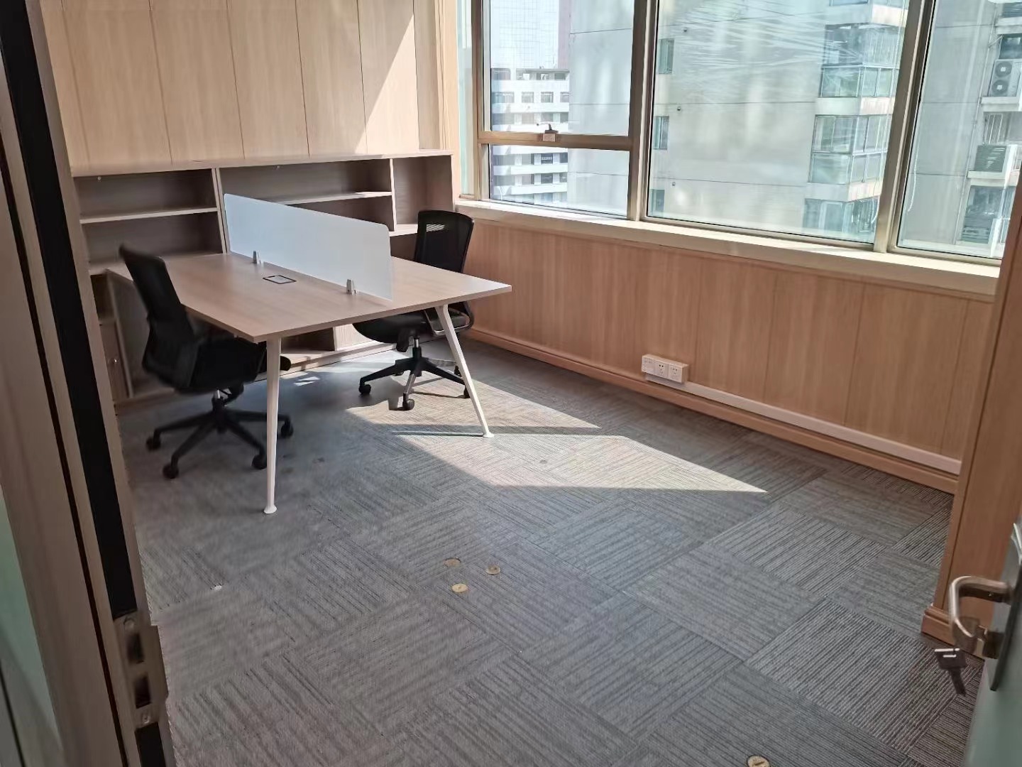 9-220413161916239.jpg 徐家汇兆丰环球大厦200平精装修带家具拎包入住(图4)