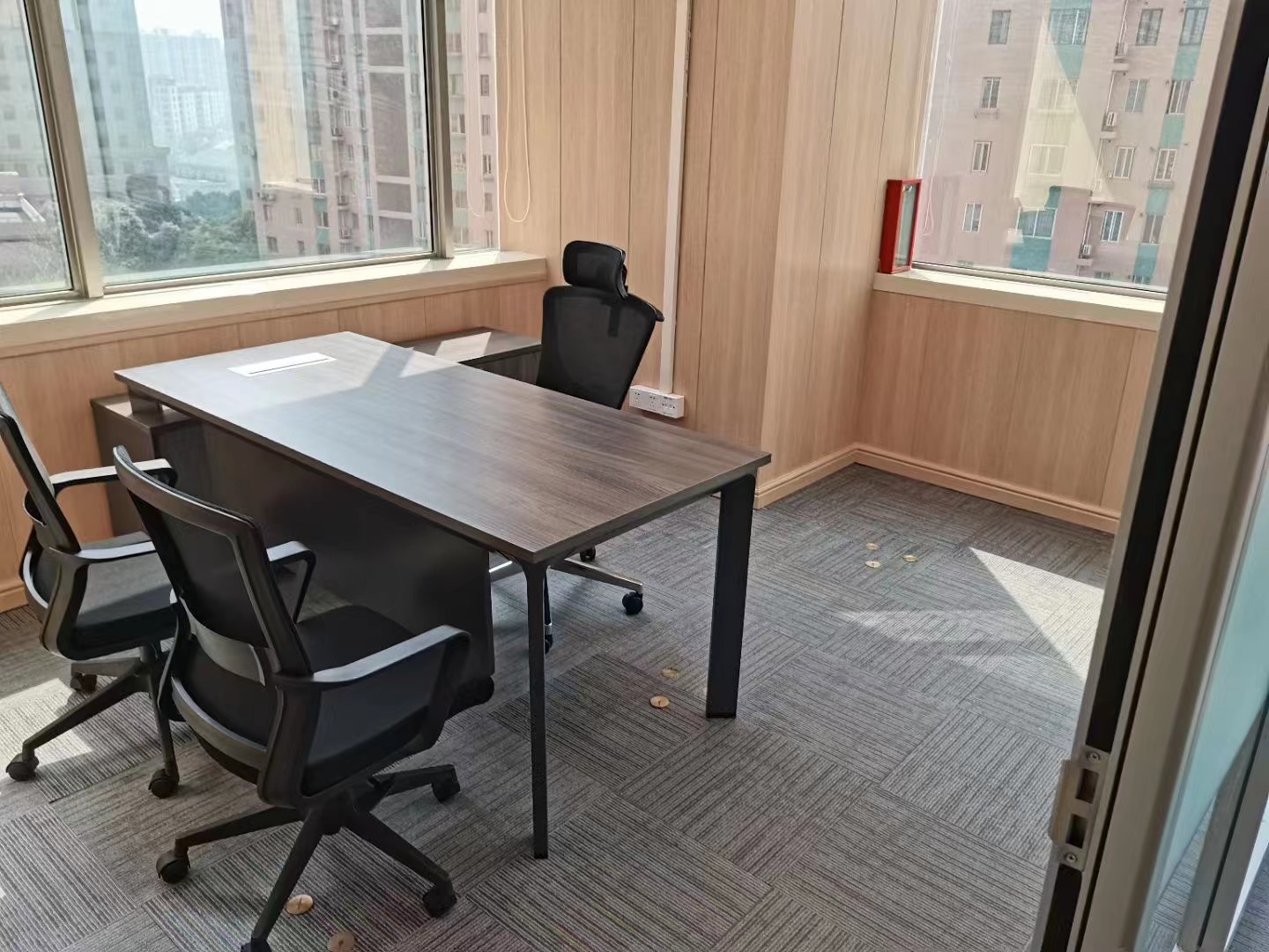 9-22041316191D63.jpg 徐家汇兆丰环球大厦200平精装修带家具拎包入住(图6)