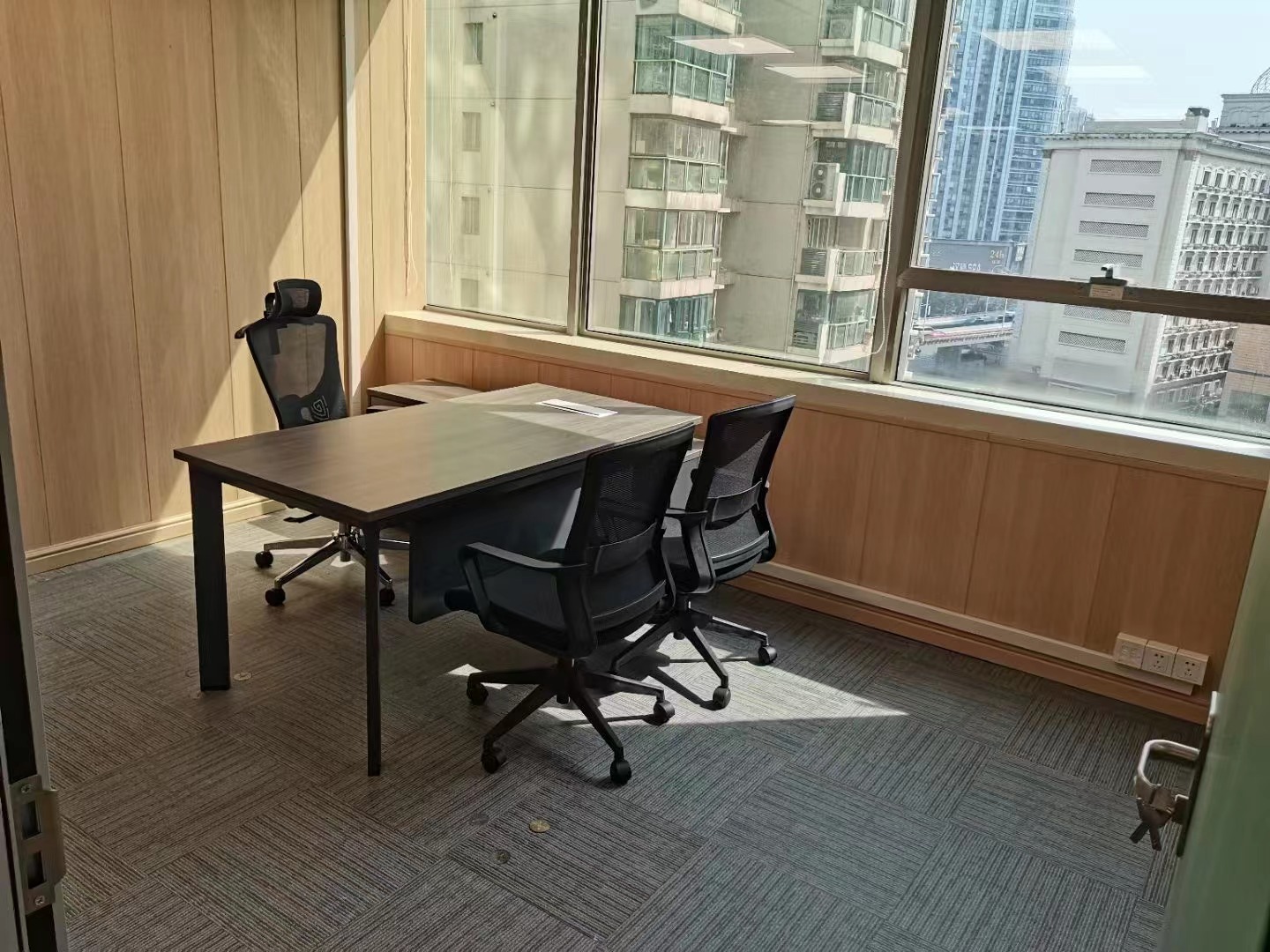 9-22041316191E04.jpg 徐家汇兆丰环球大厦200平精装修带家具拎包入住(图5)