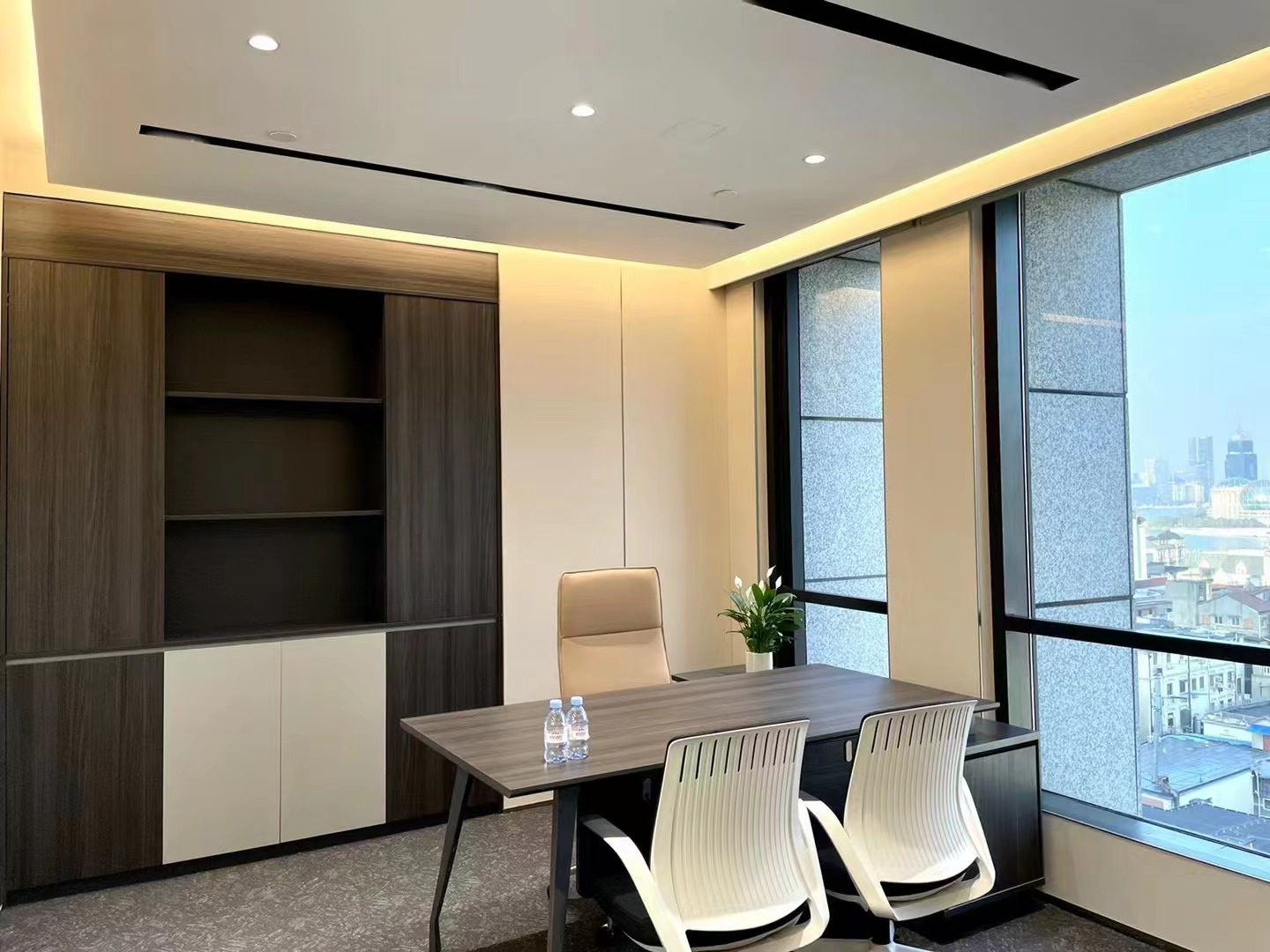 9-2204141P9533N.jpg 黄浦金光外滩中心230平精装修带家具拎包入住(图3)