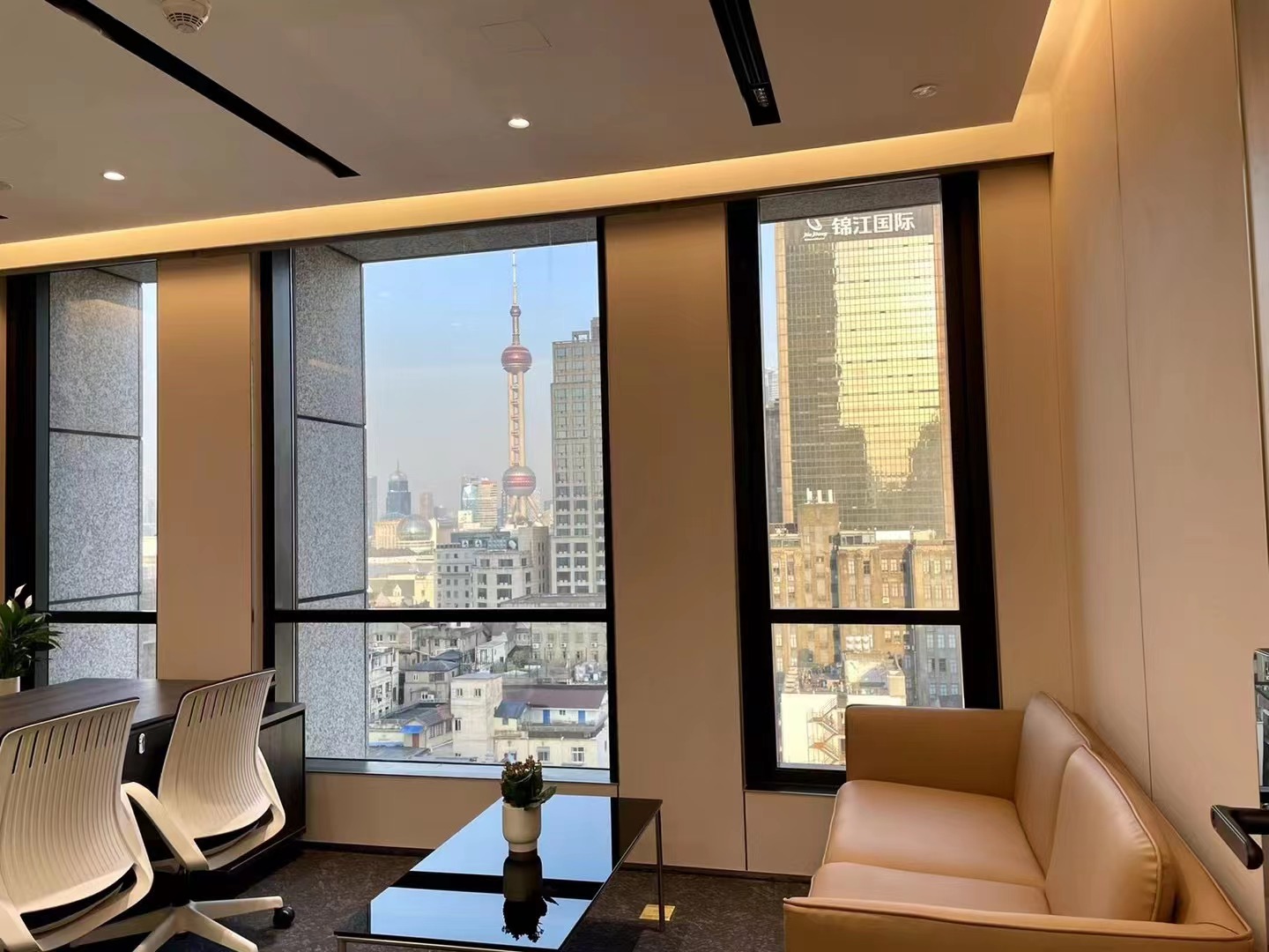 9-2204141P954296.jpg 黄浦金光外滩中心230平精装修带家具拎包入住(图4)