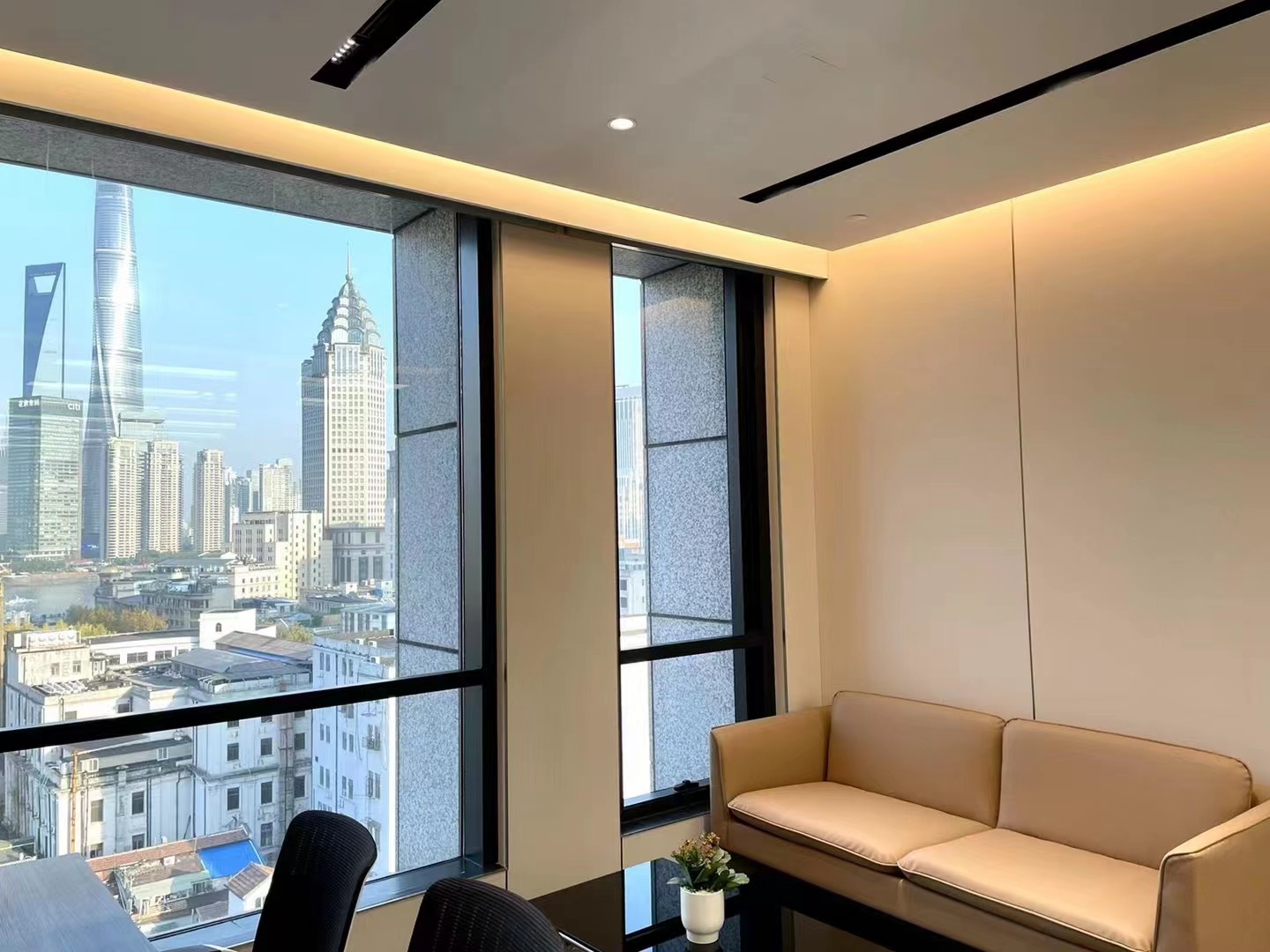 9-2204141P954393.jpg 黄浦金光外滩中心230平精装修带家具拎包入住(图5)