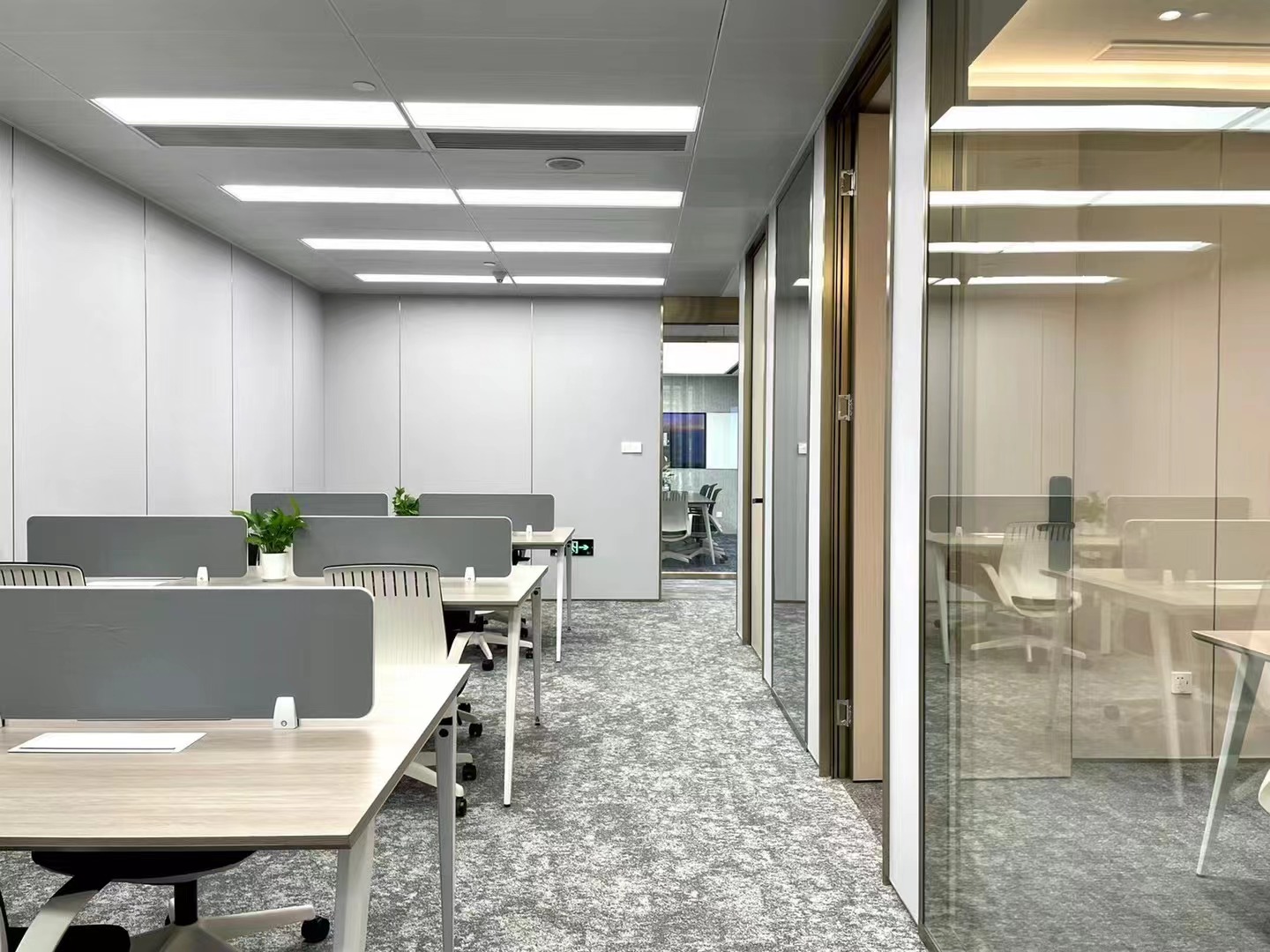 9-2204141P9543E.jpg 黄浦金光外滩中心230平精装修带家具拎包入住(图6)