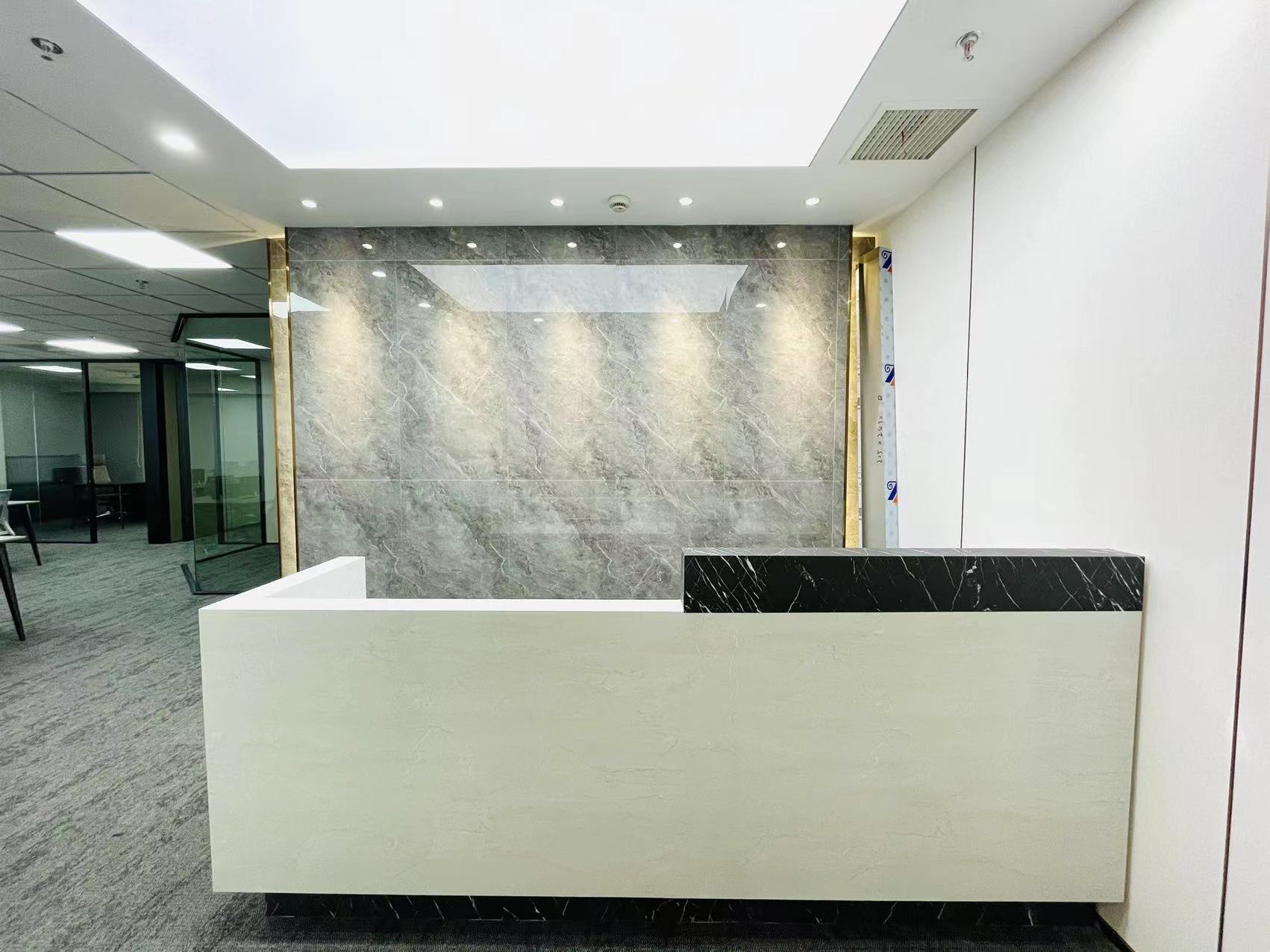 16-22041511363OK.jpg 长宁现代广场356平精装修带家具优质房源出租(图1)