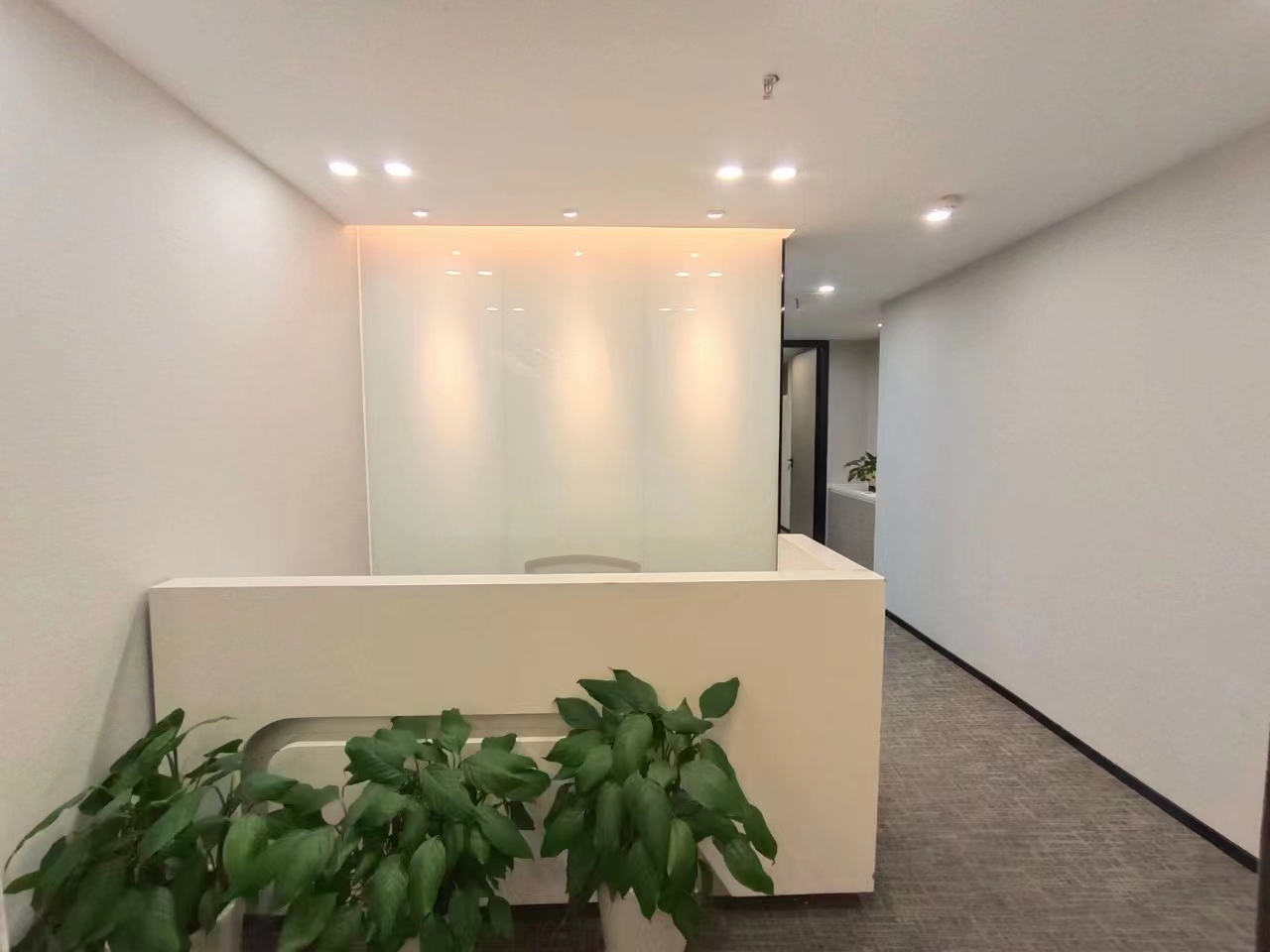 16-220415114013647.jpg 长宁现代广场298平精装修带家具优质房源出租(图2)