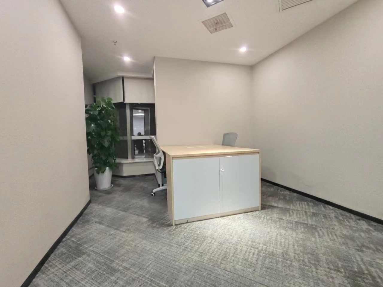 16-220415114014404.jpg 长宁现代广场298平精装修带家具优质房源出租(图5)