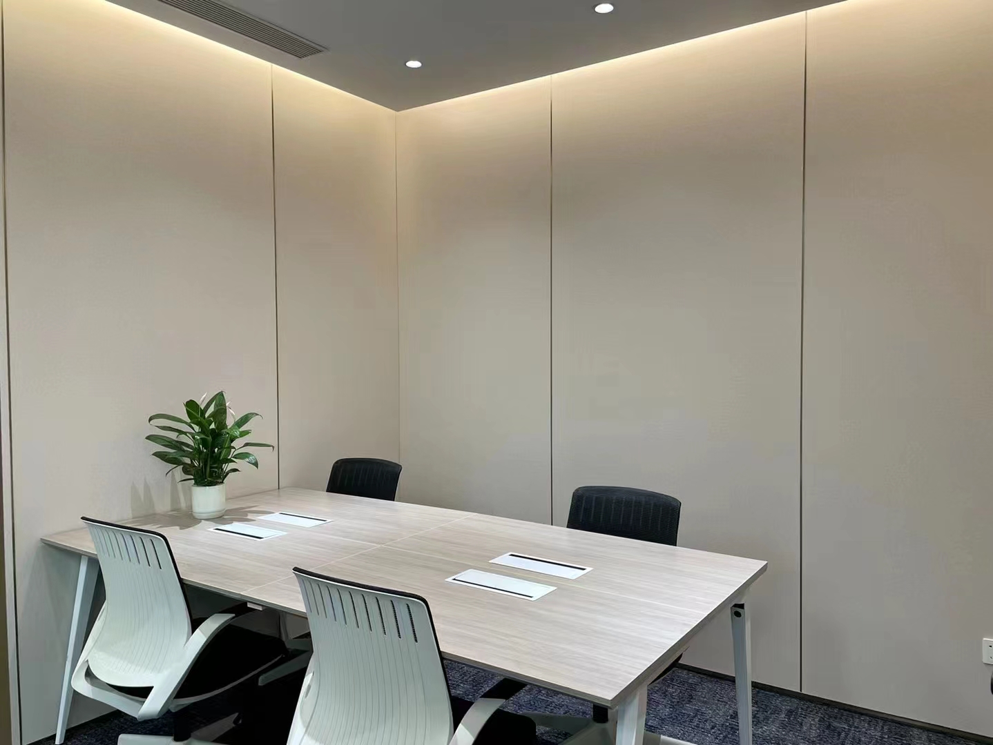 16-2204191145424M.jpg 静安1788国际中心261平精装修带家具优质房源出租(图1)