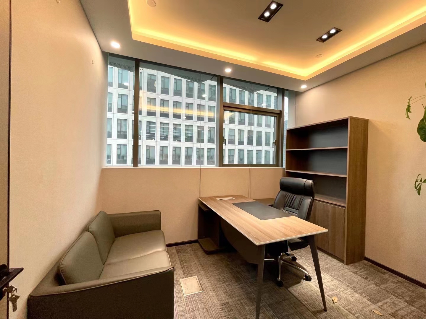 静安1788国际中心210平精装修优质房源出租(图1)