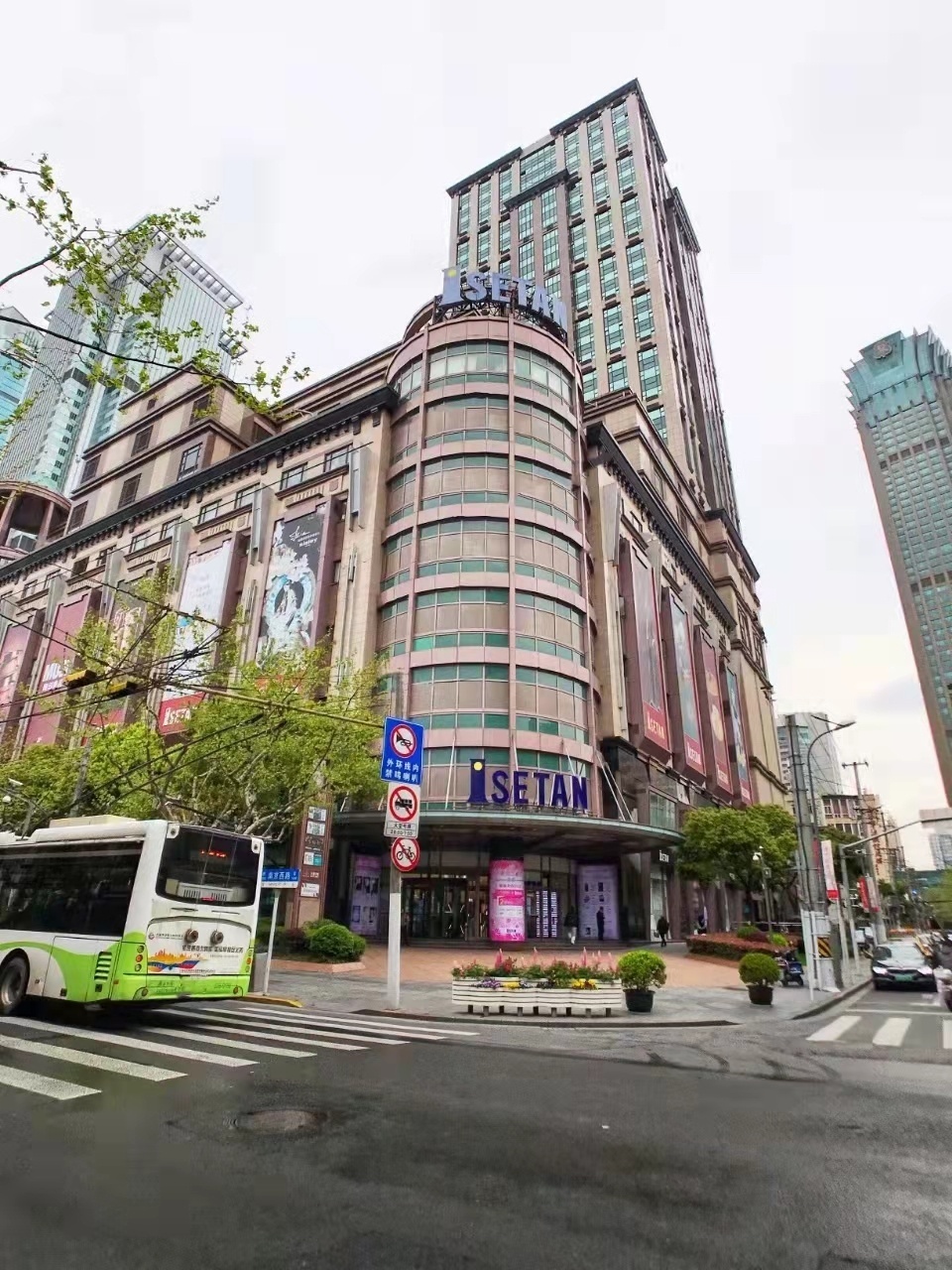 南京西路梅龙镇广场精装修带家具现房出租三轨交汇(图4)