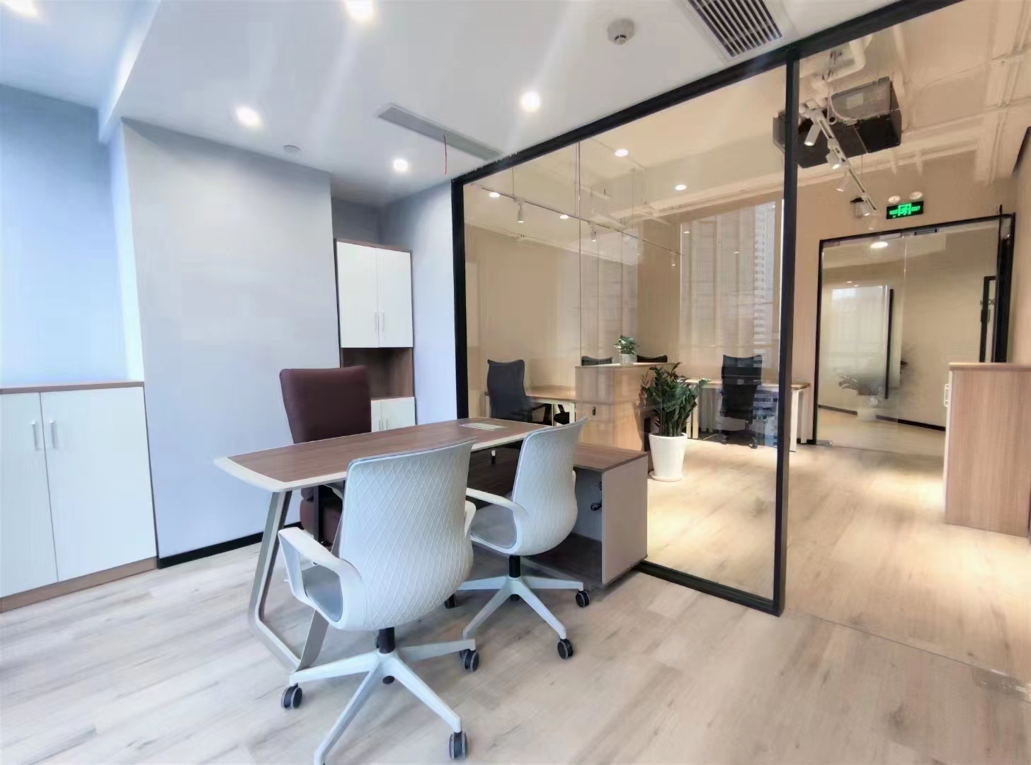 16-220421142313P6.jpg 静安国立大厦268平精装修带家具优质房源出租(图4)