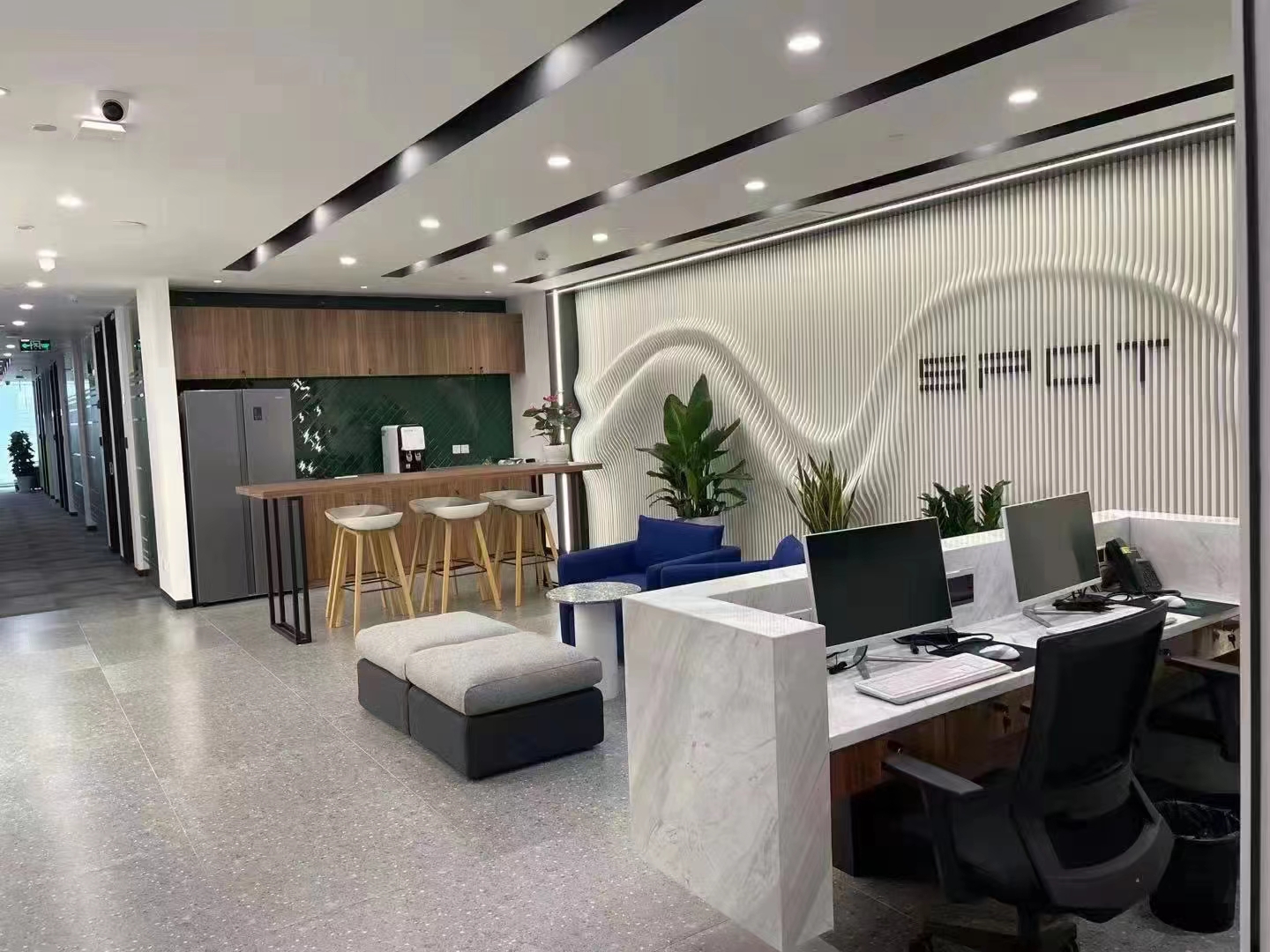 16-220421143S1J9.jpg 静安国立大厦470平精装修带家具优质房源出租(图4)