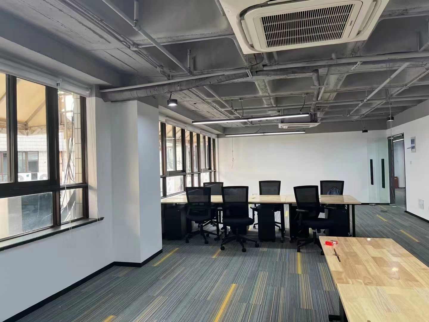 16-220421143S1X8.jpg 静安国立大厦470平精装修带家具优质房源出租(图2)