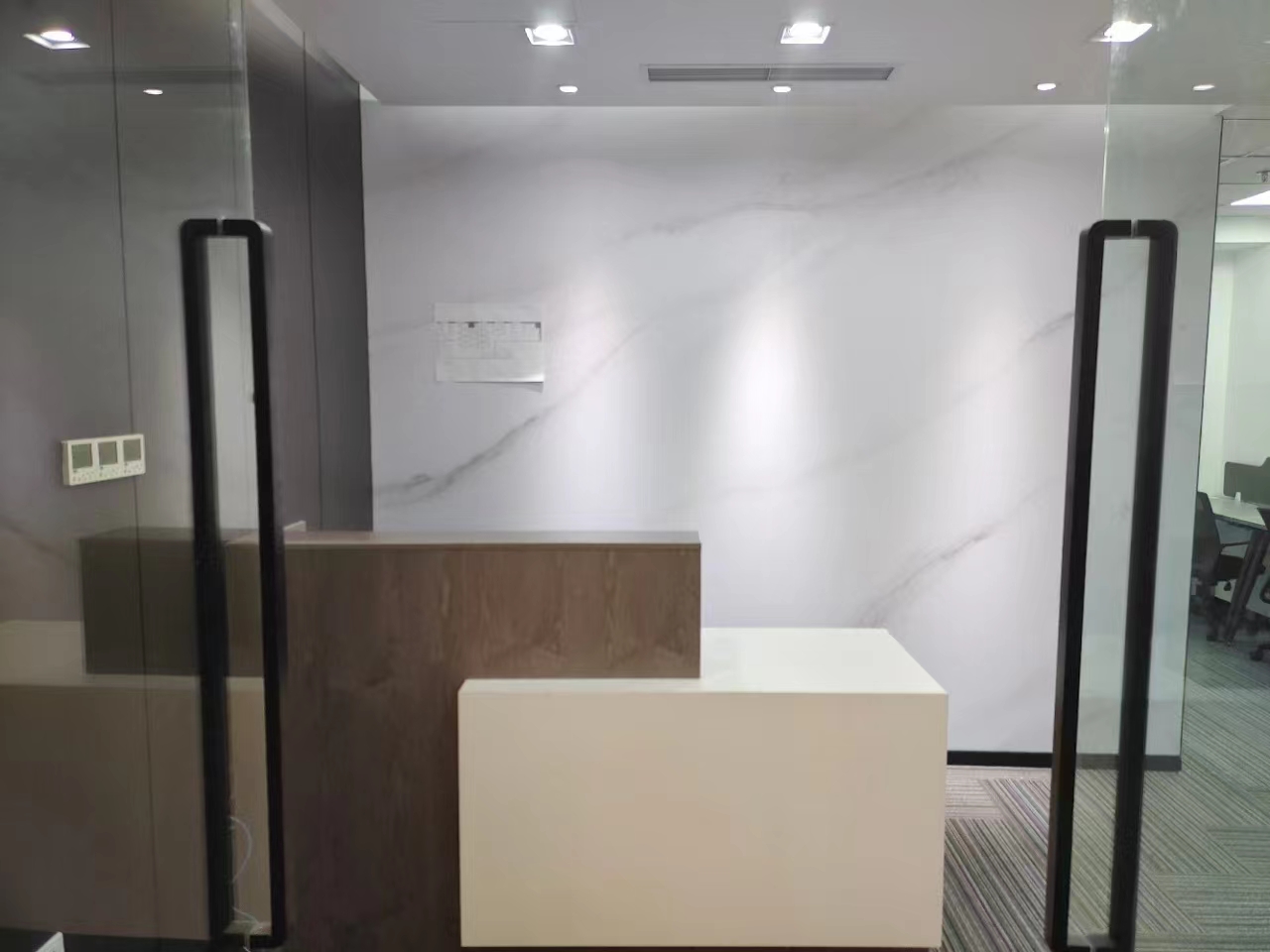 16-2204211443022E.jpg 静安国立大厦378平精装修带家具优质房源出租(图1)