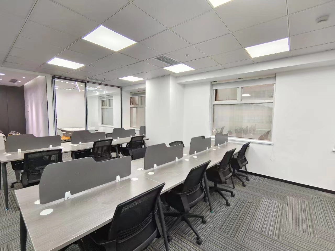 16-220421144304411.jpg 静安国立大厦378平精装修带家具优质房源出租(图6)