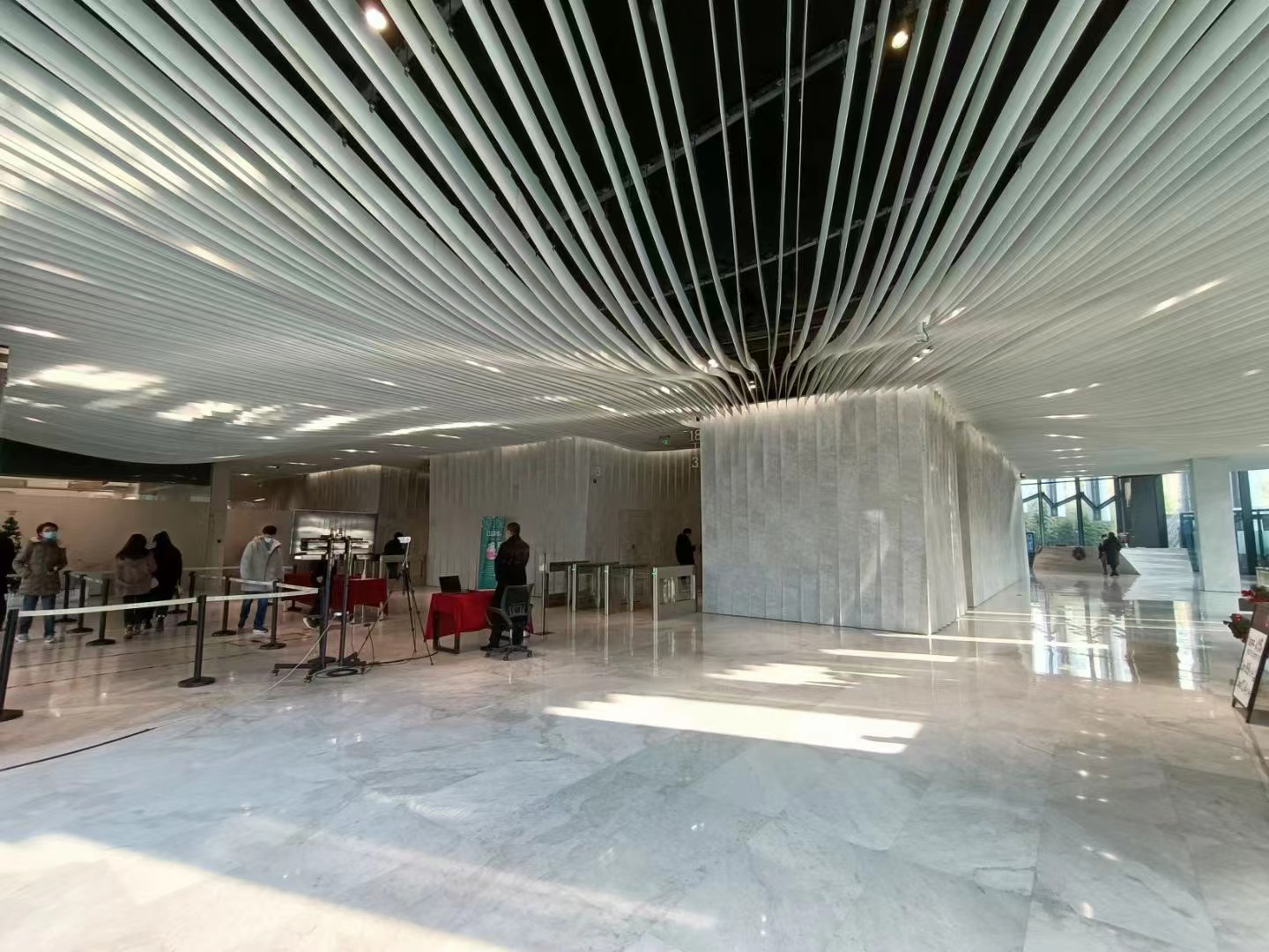 9-2204211I52O35.jpg 四川北路商圈吉汇大厦精装修带家具拎包入住(图1)