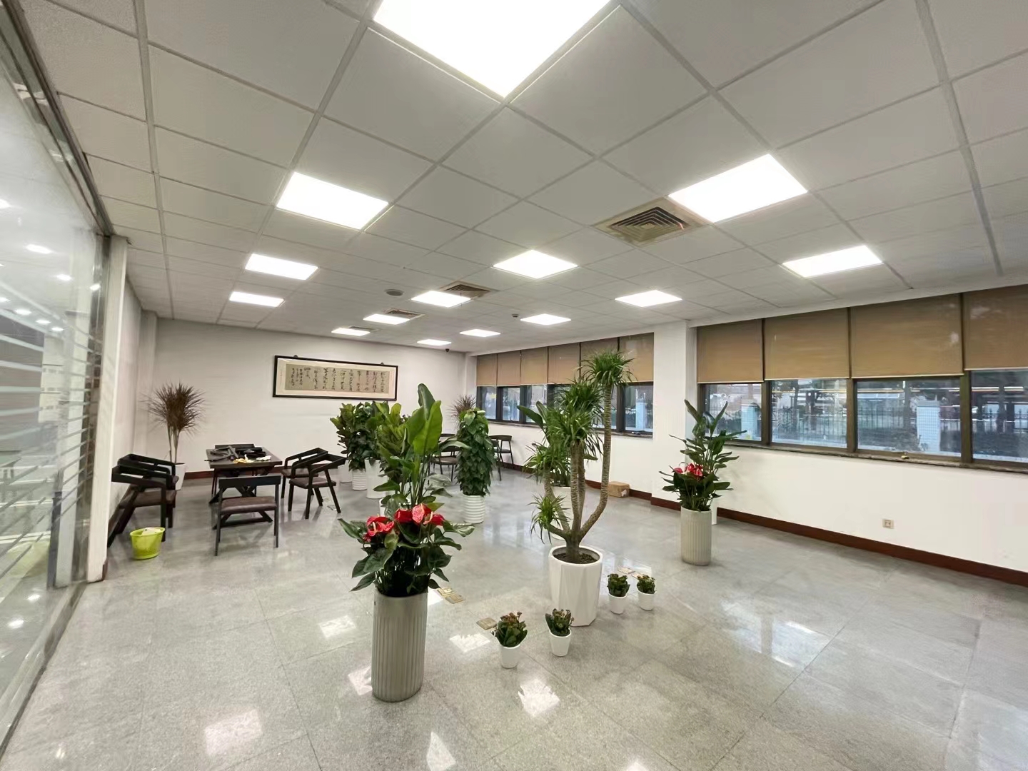 16-22042211142M25.jpg 静安SOHO东海广场198平精装修带家具优质房源出租(图1)