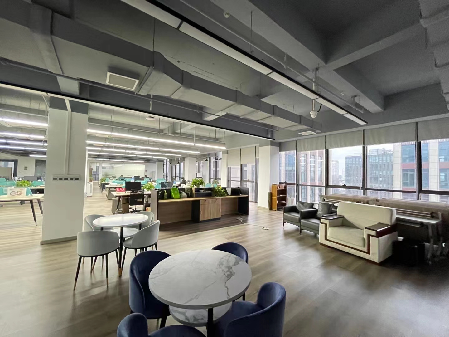 16-22042211142ND.jpg 静安SOHO东海广场198平精装修带家具优质房源出租(图3)