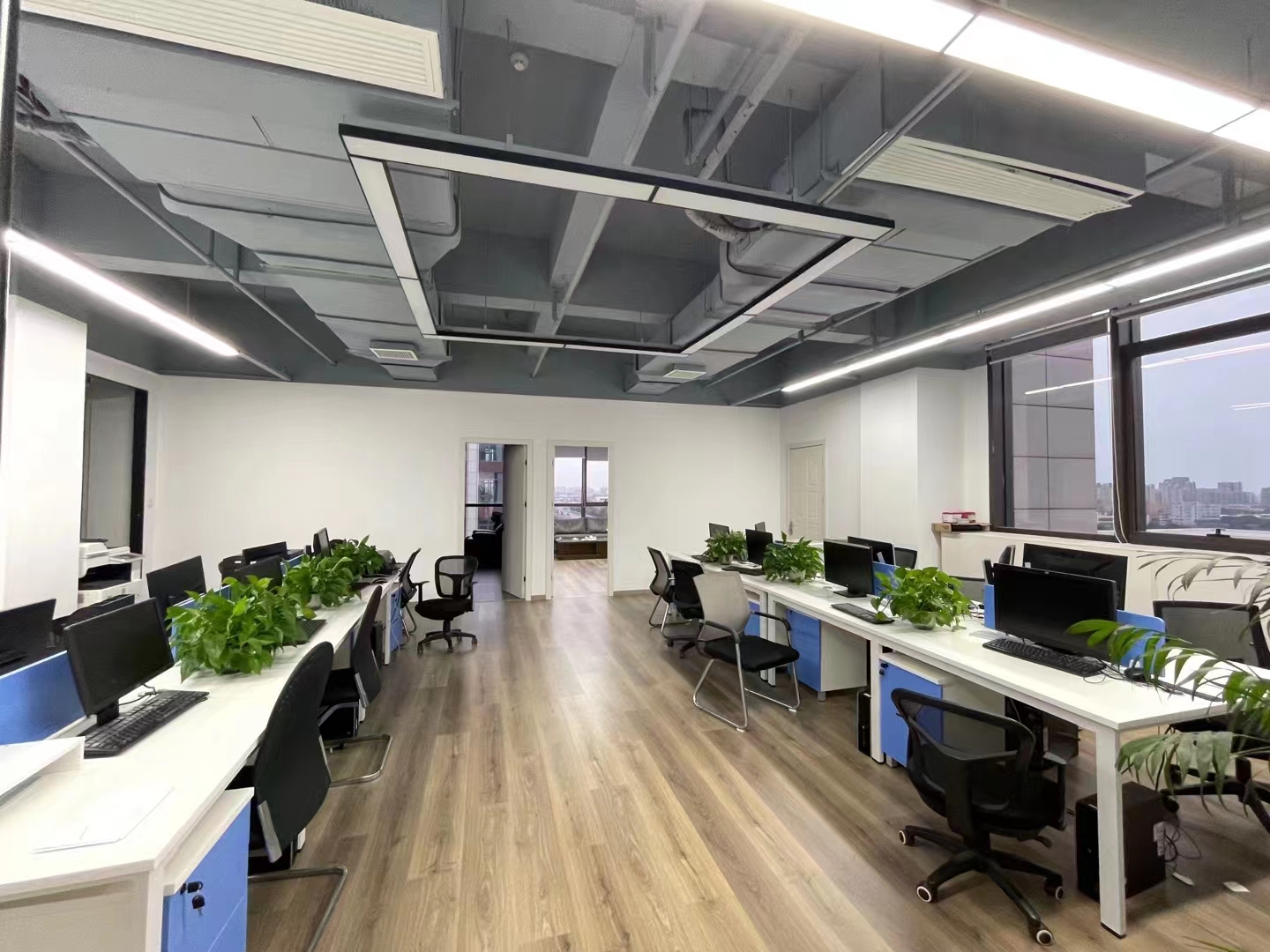 16-22042211142NJ.jpg 静安SOHO东海广场198平精装修带家具优质房源出租(图2)