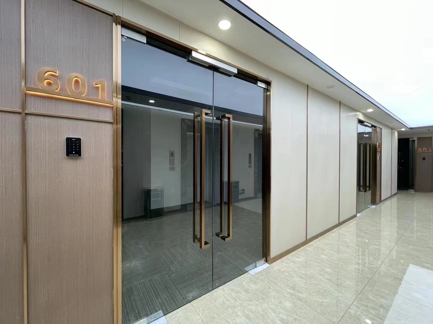 静安上海商城300平精装修带家具优质房源出租(图1)