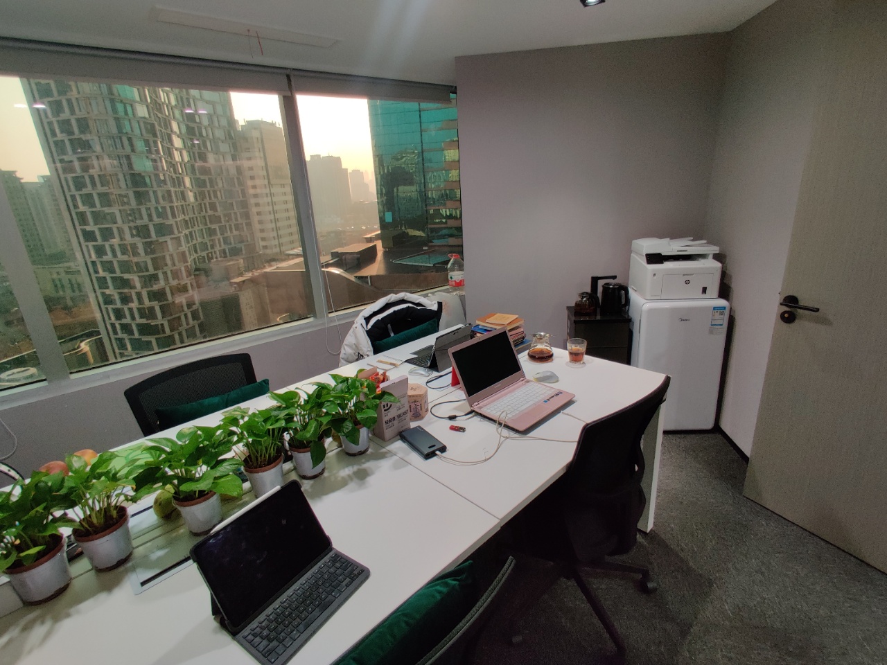 淮海路香港广场100平精装修带家具地铁上盖现房在租(图3)