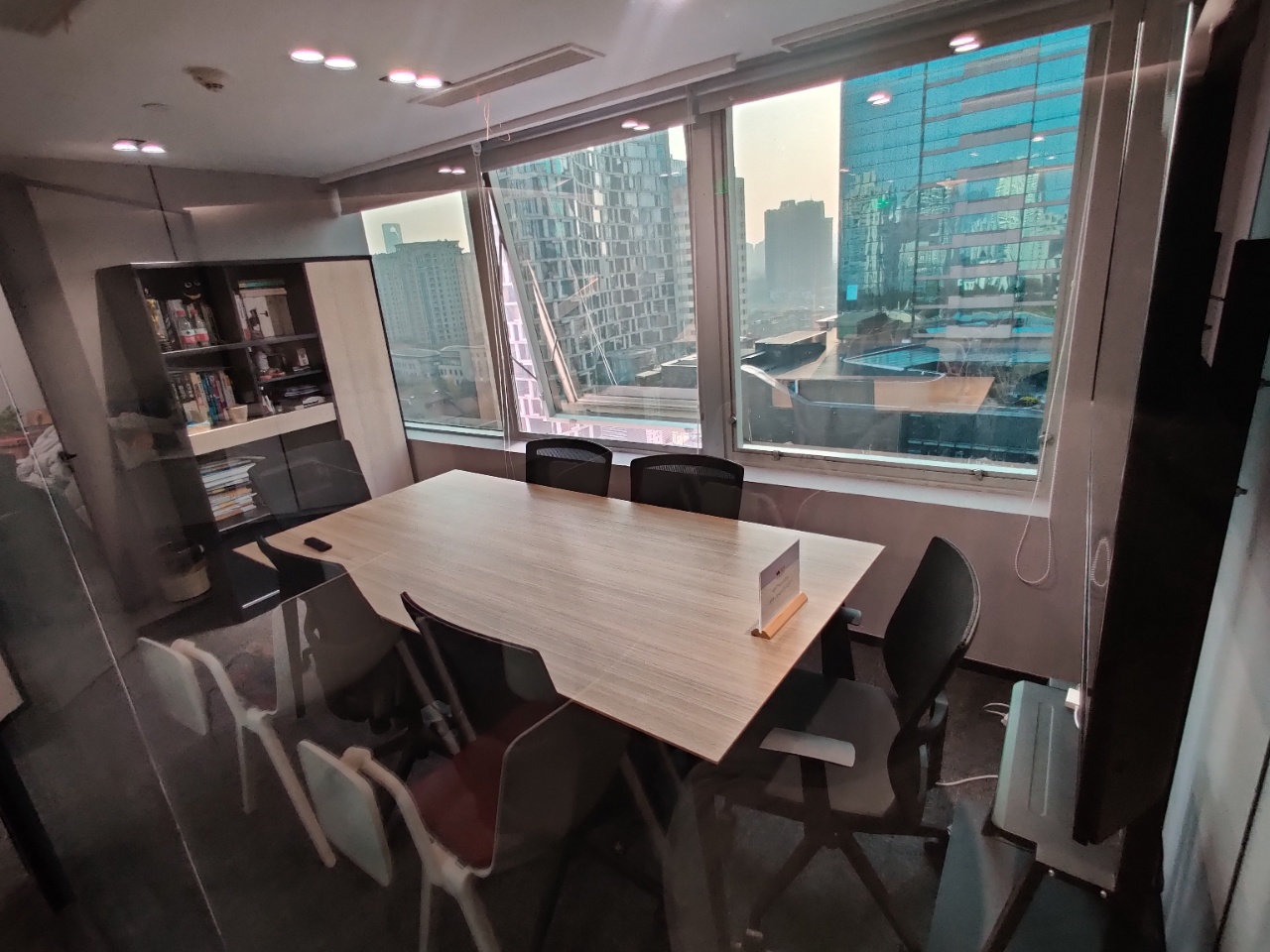 淮海路香港广场100平精装修带家具地铁上盖现房在租(图1)