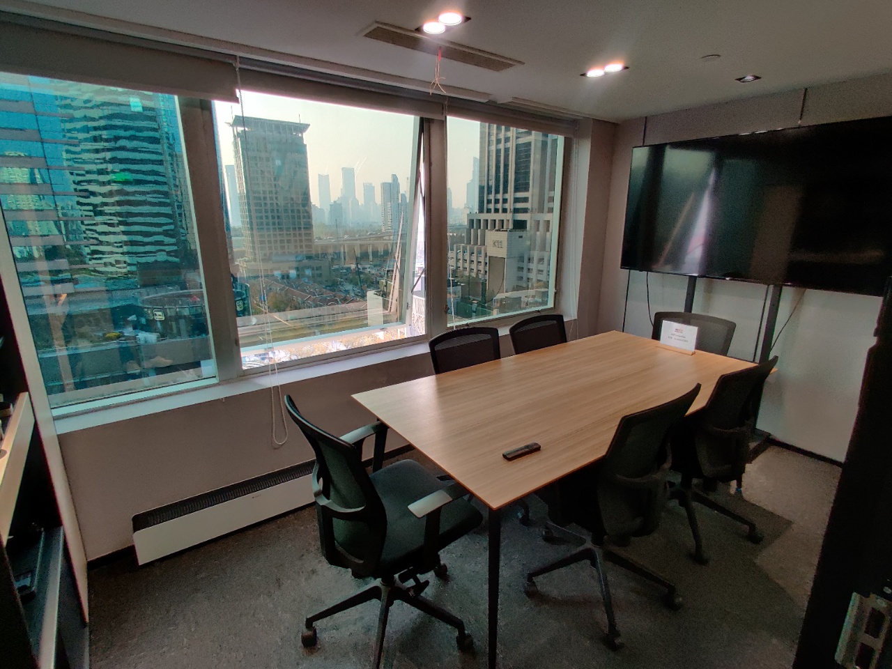 淮海路香港广场100平精装修带家具地铁上盖现房在租(图2)