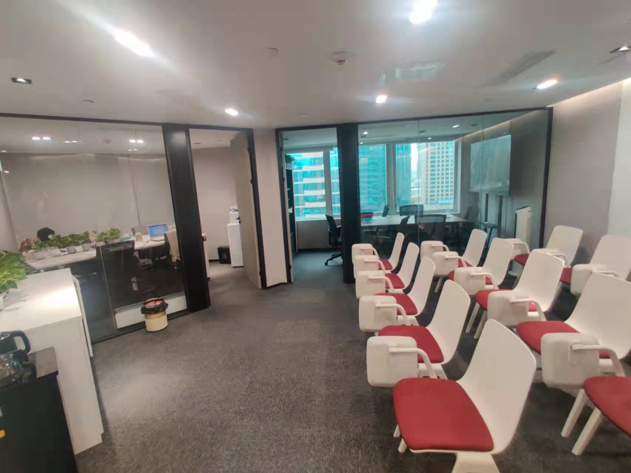 淮海路香港广场100平精装修带家具地铁上盖现房在租(图4)