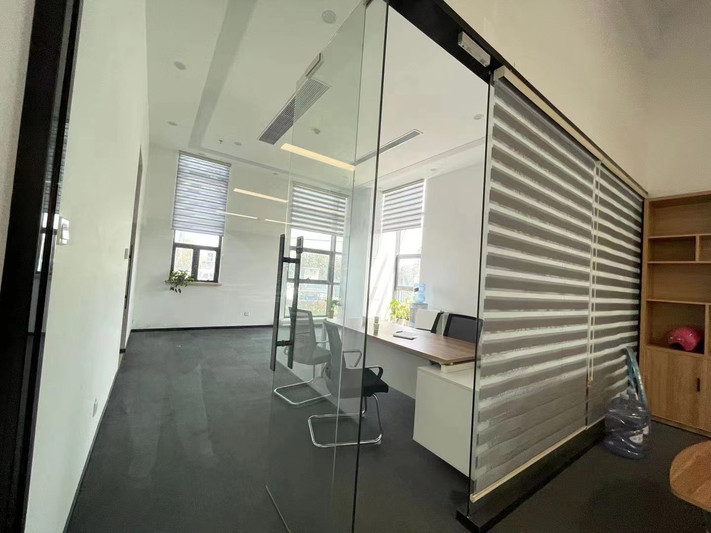 16-22042414153O07.jpg 上海静安嘉里中心170平精装修带家具优质房源出租(图1)