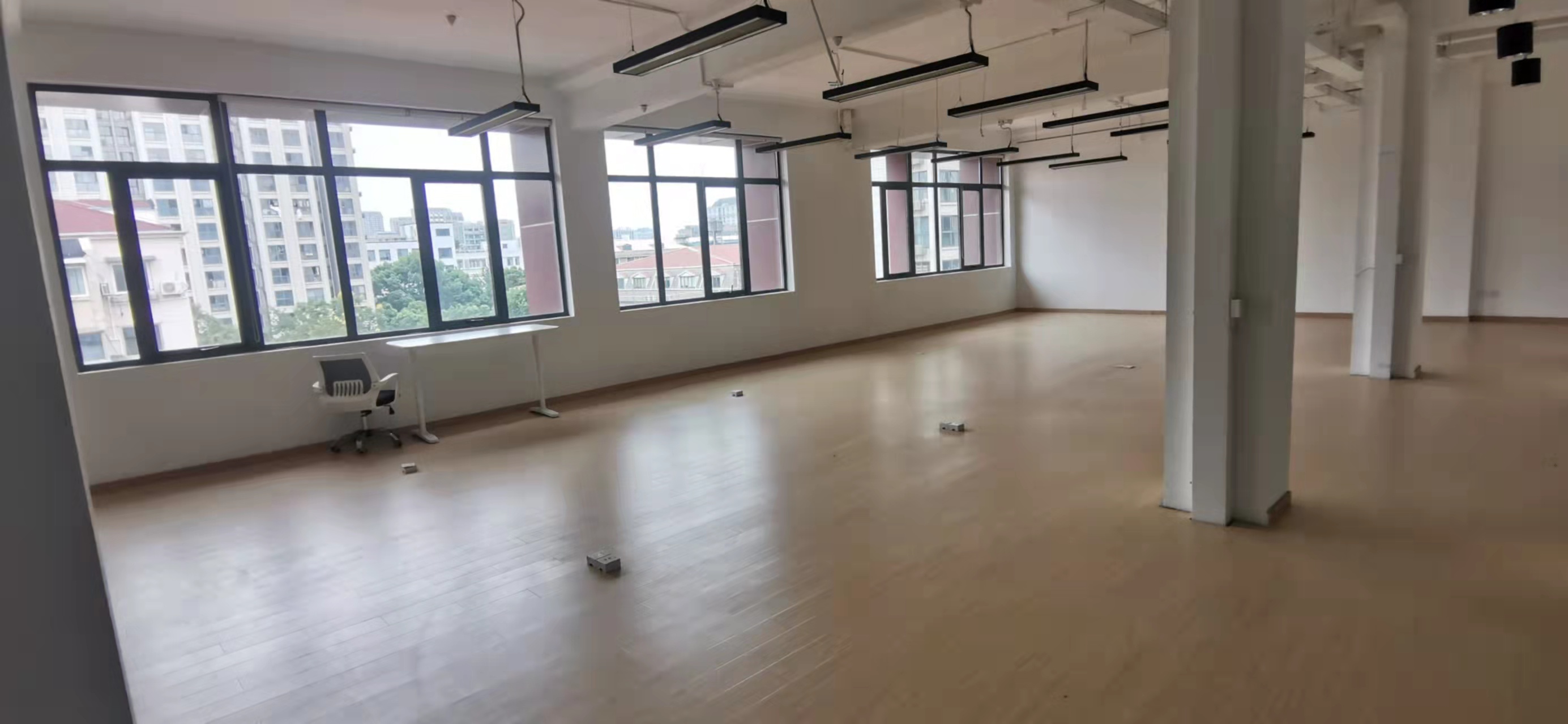 10-2204261AK52M.jpg 老静安同乐坊 品质园区 300平简装4隔断 独立空调可加班 办公室选址(图1)