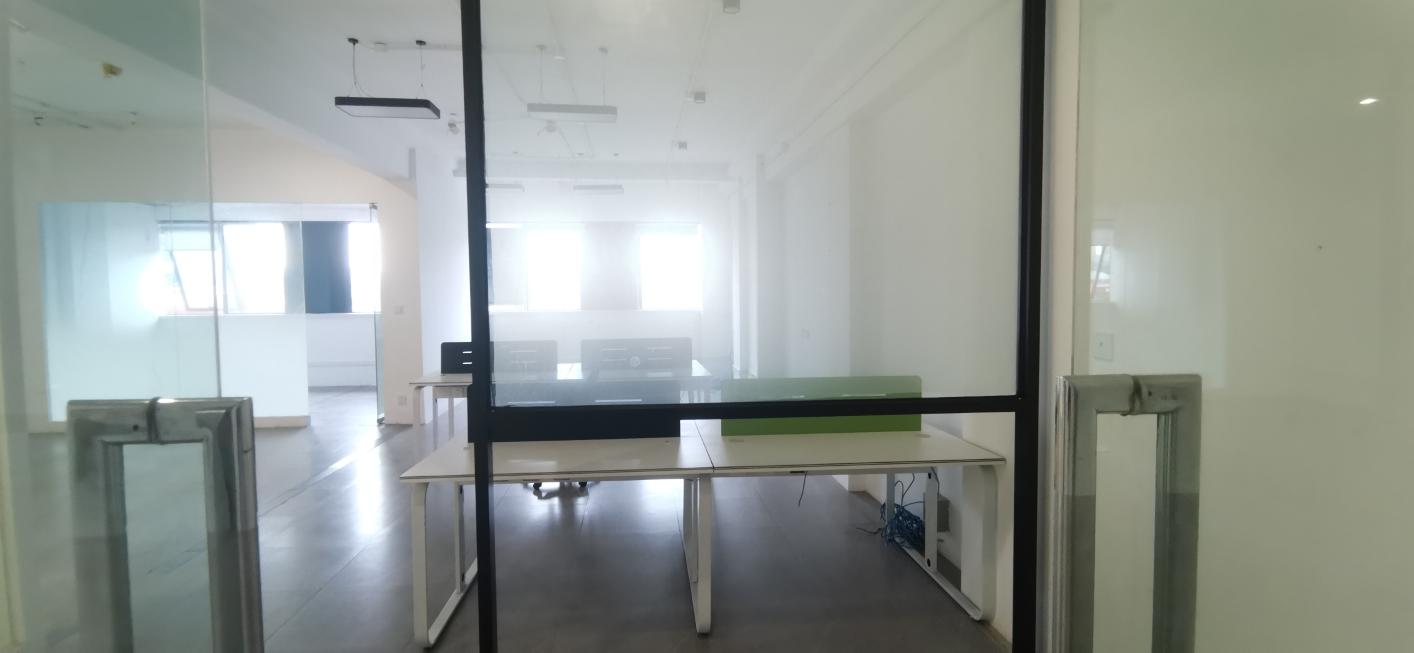 9-2204261UHMF.jpg 大宁乐平方创意园130平带装修部分家具两隔断现房出租(图1)