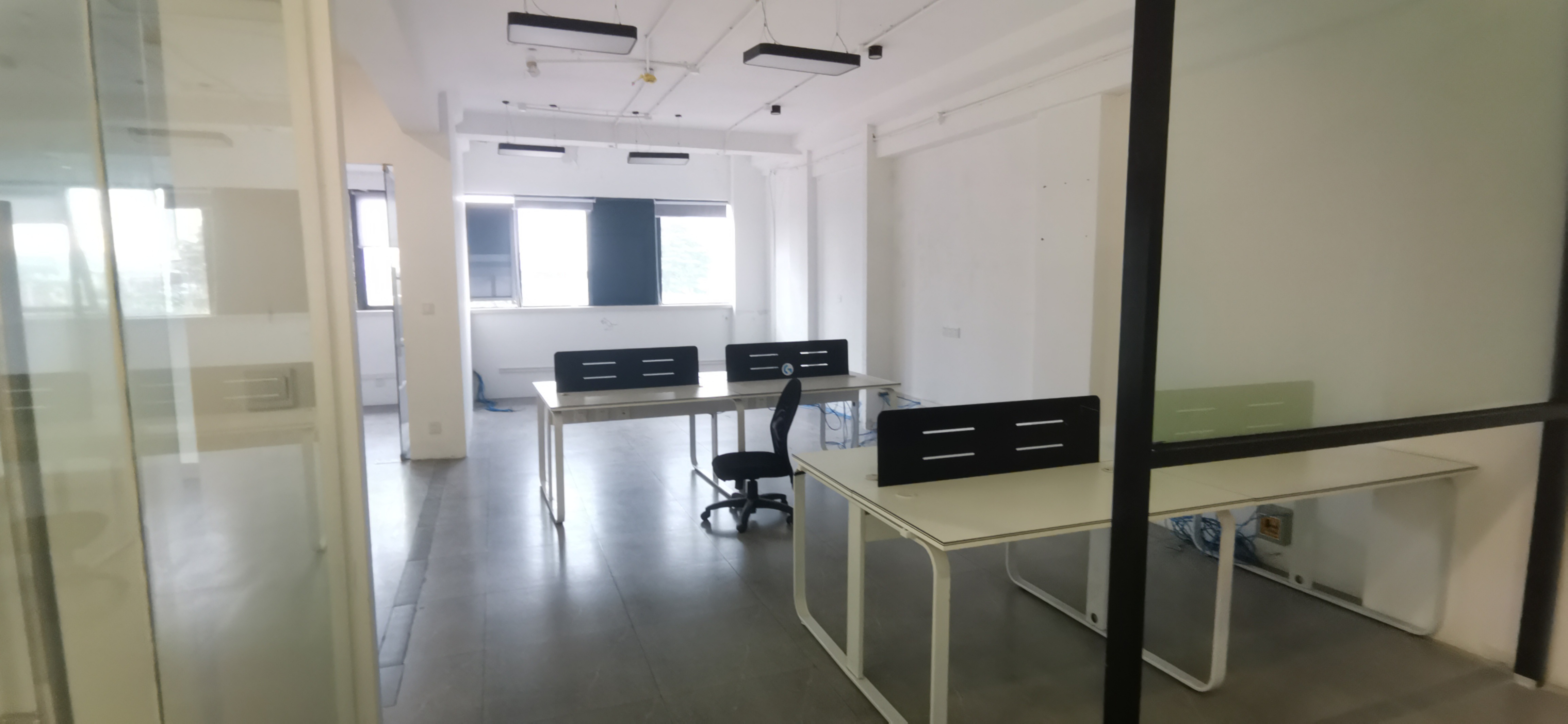 9-2204261UHN93.jpg 大宁乐平方创意园130平带装修部分家具两隔断现房出租(图2)