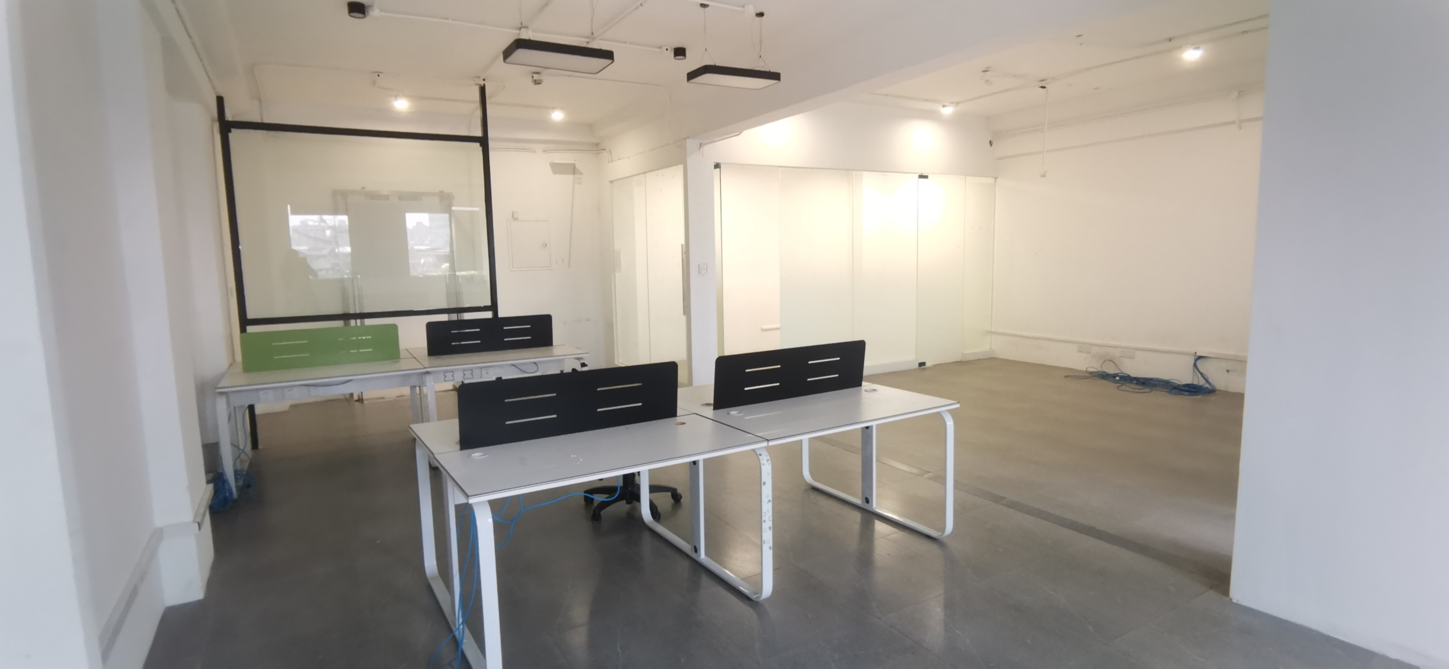 9-2204261UHV42.jpg 大宁乐平方创意园130平带装修部分家具两隔断现房出租(图4)