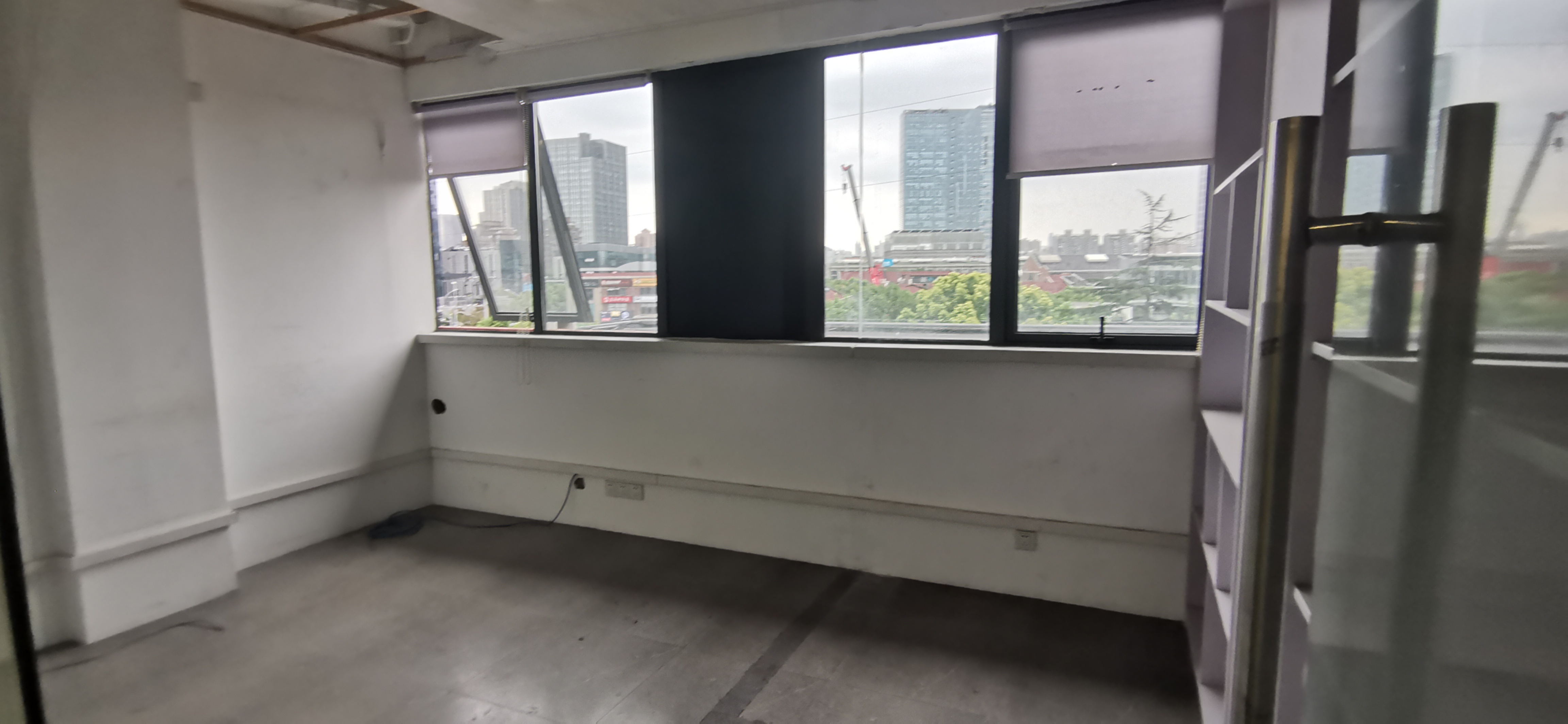 9-2204261UHW49.jpg 大宁乐平方创意园130平带装修部分家具两隔断现房出租(图3)