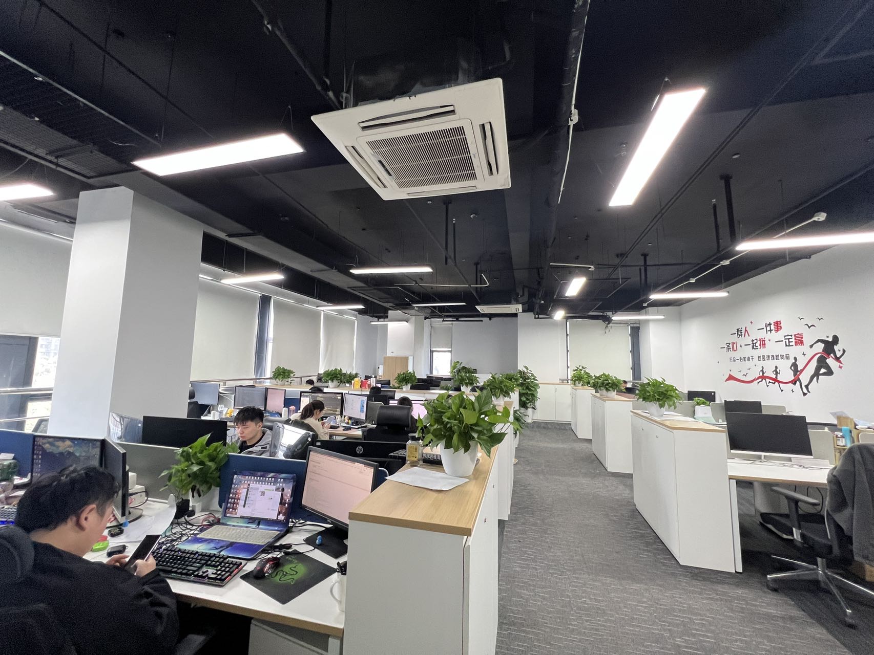 7-22042G203032B.jpg 徐汇万科中心二期 徐汇商圈 漕宝路地铁站 交通方便 疫情期间 免租政策 价格好谈 办公室出租 400平500平可定制装修(图1)