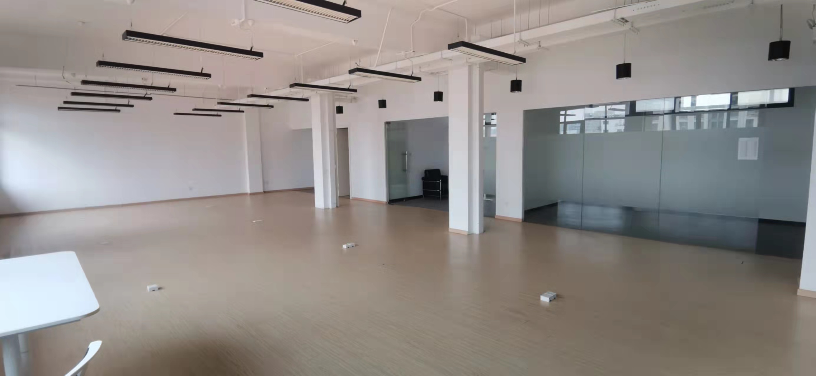 10-22050515230Bb.jpg 虹口大柏树站 上海智慧桥创意园 300平遗留装修4隔断 24小时空调 办公室选址(图2)