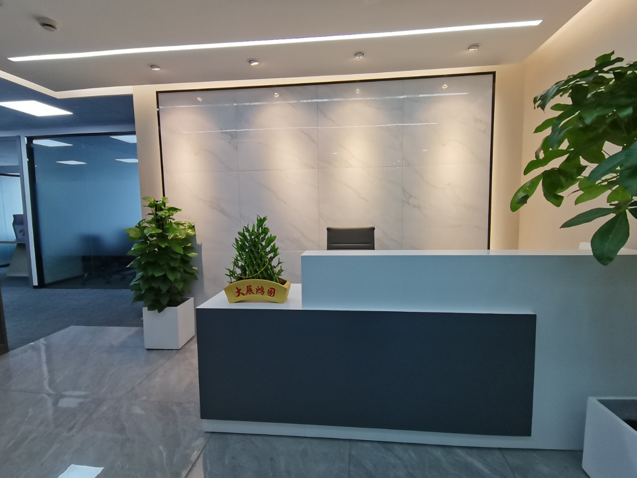 9-220506220912b8.jpg 宝华大厦240平精装修带家具拎包入住正对电梯厅(图1)