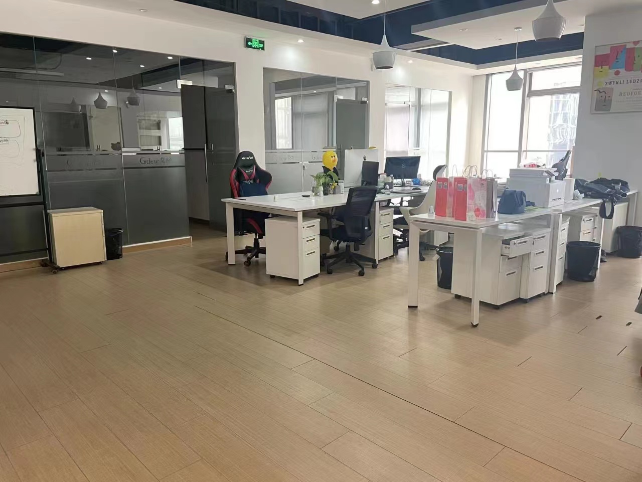 新茂大楼236平精装修带家具优质房源出租(图1)