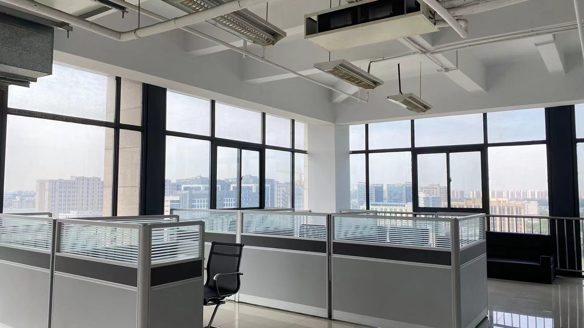 新茂大楼190平精装修带家具优质房源出租(图2)