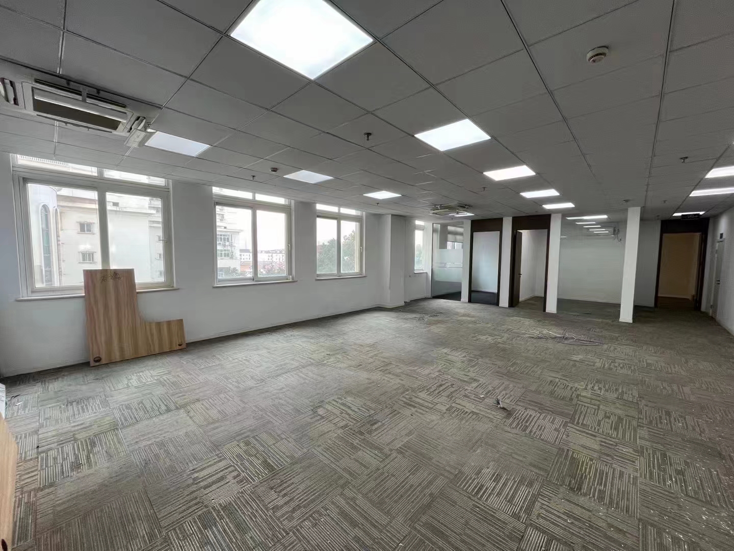 16-22050G62620U7.jpg 漕河泾上海研祥科技大厦267平精装修带家具优质房源出租(图1)