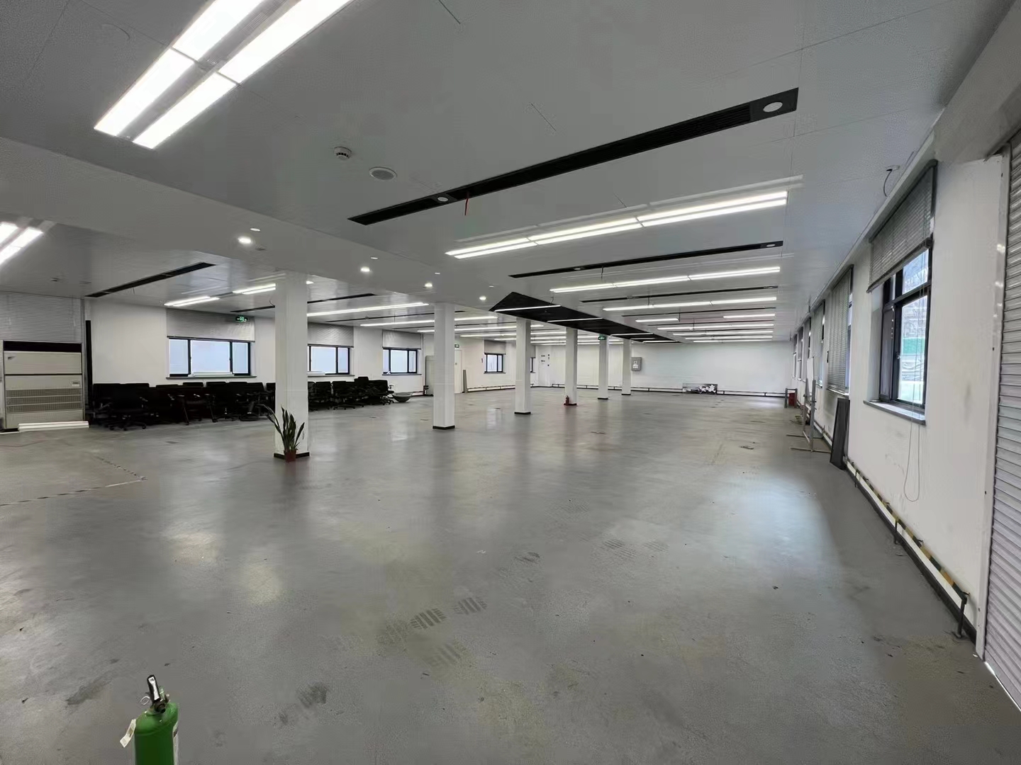 16-22050G626214A.jpg 漕河泾上海研祥科技大厦267平精装修带家具优质房源出租(图4)