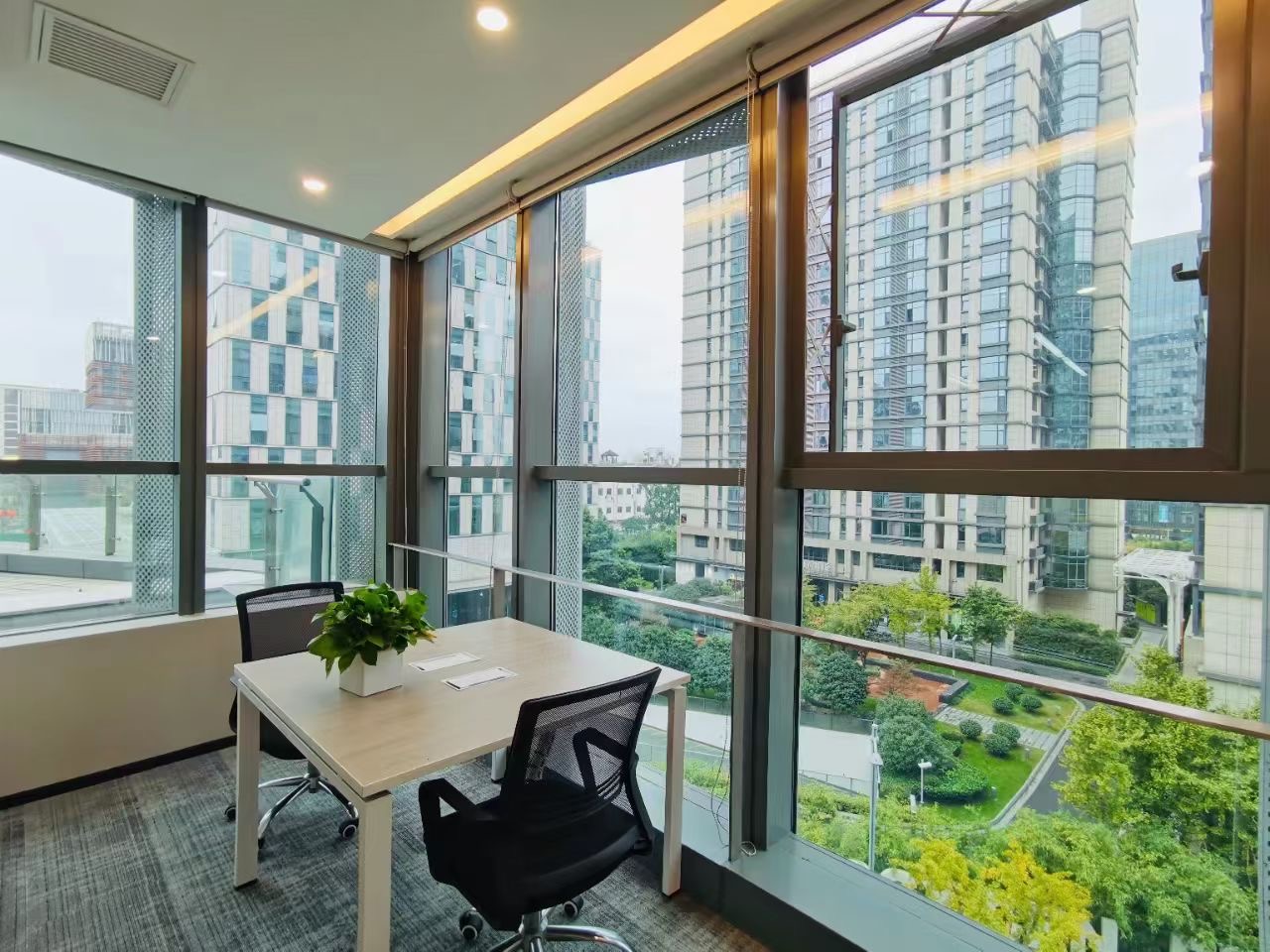 杨浦中航天盛广场 10号线三门路地铁站 高品质楼盘 精装修带家具 拎包入住 适合加班 交通方便 24小时空调 500平1000平半层整层出租(图4)