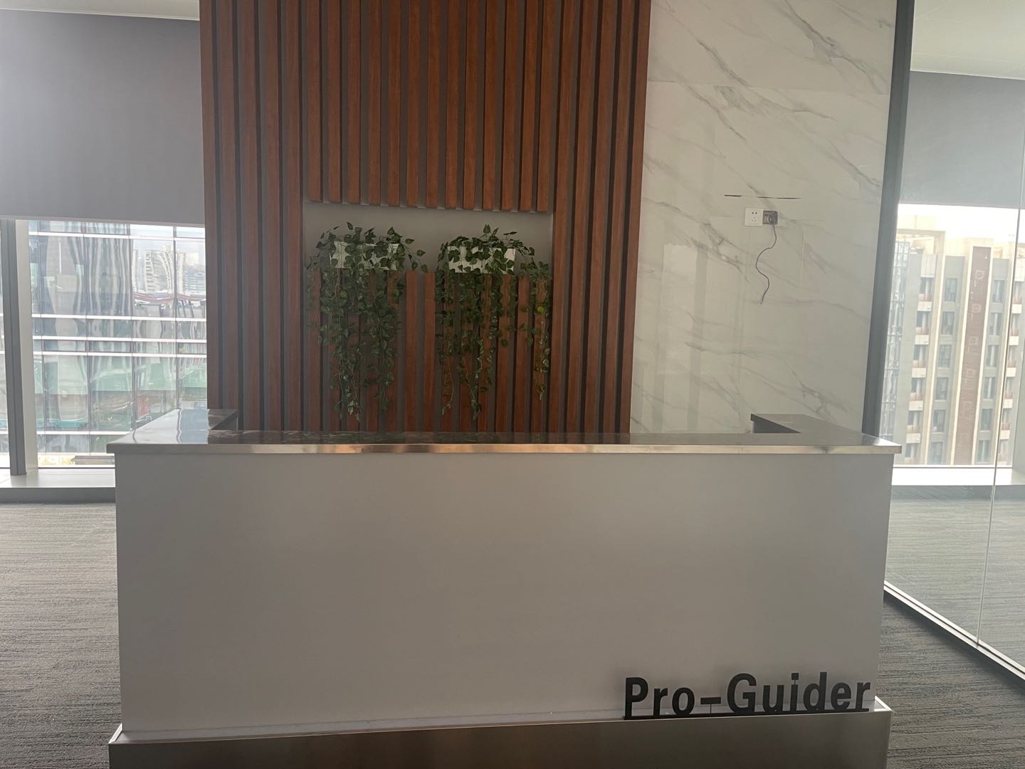 7-22050912130O16.jpg 徐汇上海实业大厦 写字楼出租 徐家汇商圈地铁站附近 高品质新楼盘 定制装修 精装修带家具 拎包入住 1000平可定制装修出租(图1)