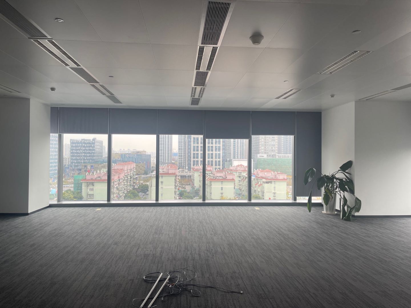 7-22050912130O59.jpg 徐汇上海实业大厦 写字楼出租 徐家汇商圈地铁站附近 高品质新楼盘 定制装修 精装修带家具 拎包入住 1000平可定制装修出租(图2)