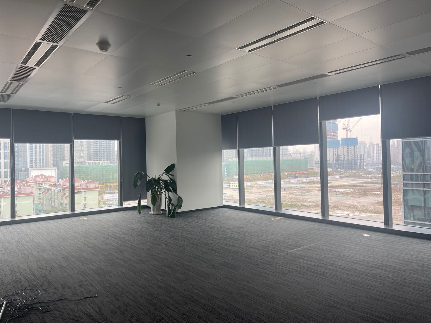 7-22050912130O93.jpg 徐汇上海实业大厦 写字楼出租 徐家汇商圈地铁站附近 高品质新楼盘 定制装修 精装修带家具 拎包入住 1000平可定制装修出租(图3)
