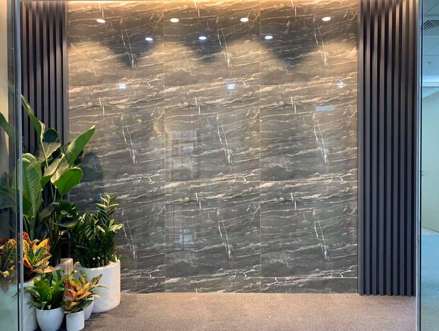 南京西路嘉地中心 南京西路商圈 2号12号13号线南京西路地铁站 高品质楼盘 精装修带家具 拎包入住 适合加班 交通方便 200平小户型出租 (图1)