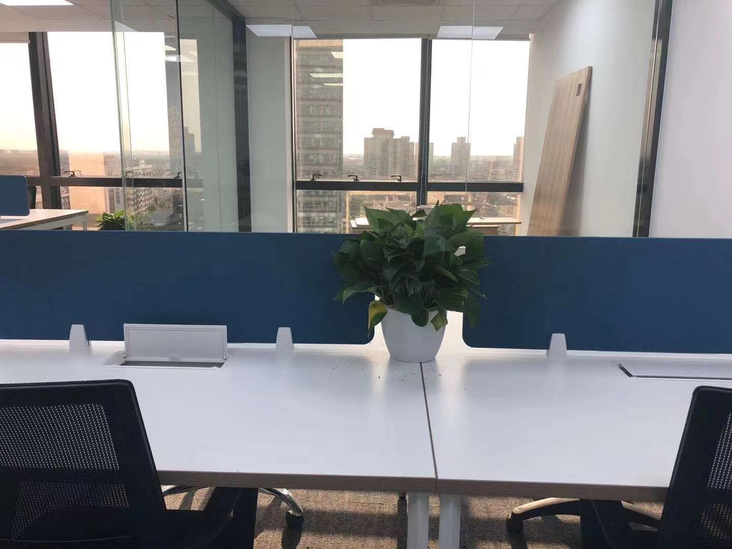 16-2205101143594E.jpg 静安区联通国际大厦167平精装修带家具优质房源出租(图1)