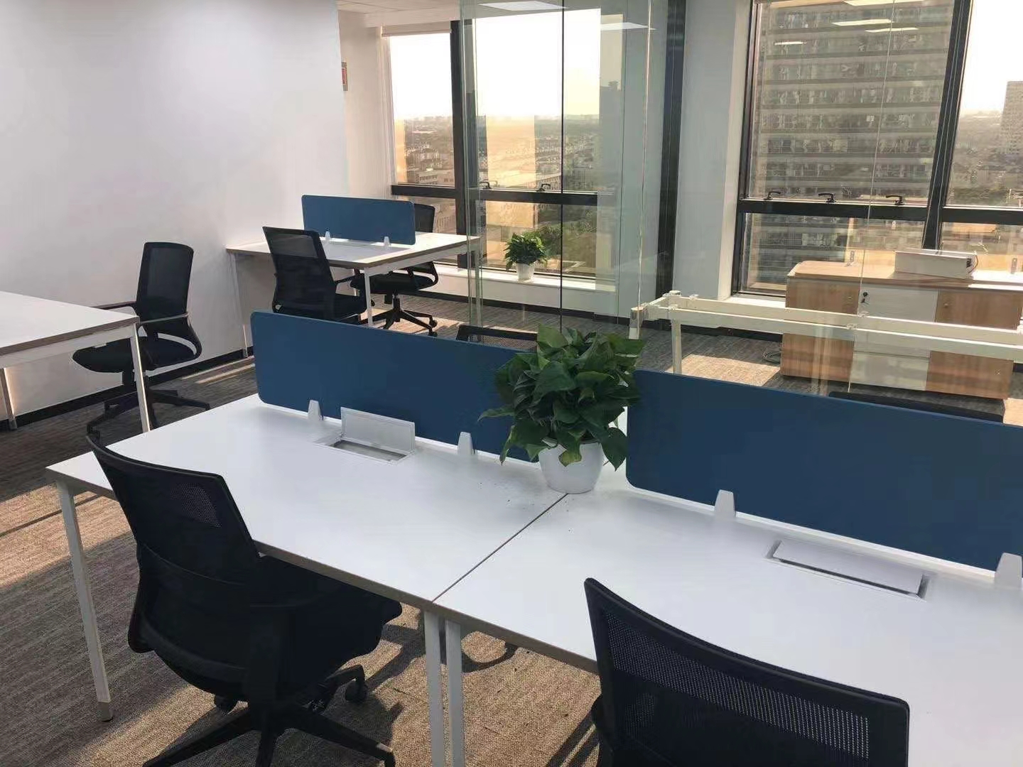 16-220510114359630.jpg 静安区联通国际大厦167平精装修带家具优质房源出租(图2)