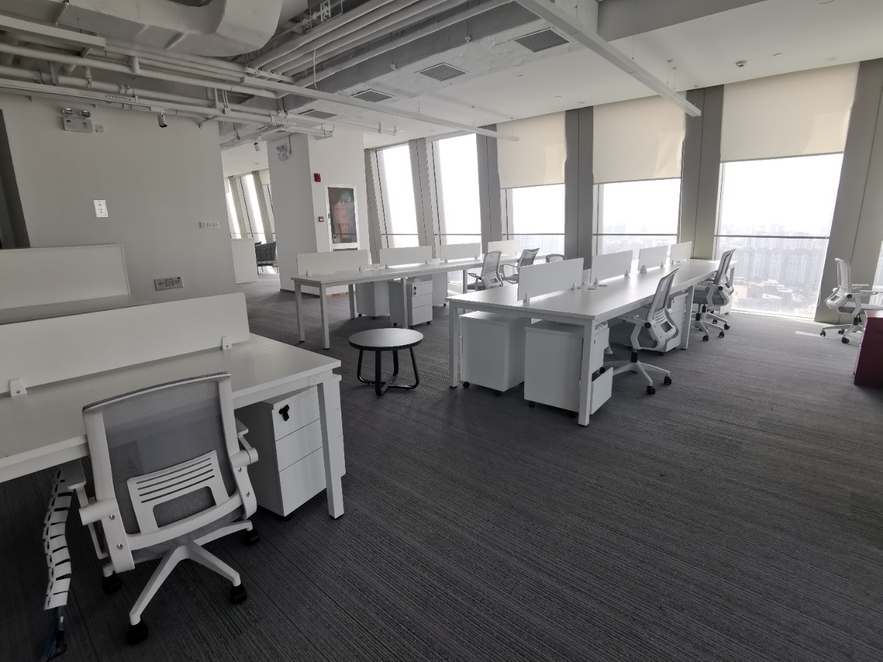 9-22051021203NL.jpg 长宁古北SOHO500平精装修带家具拎包入住(图2)